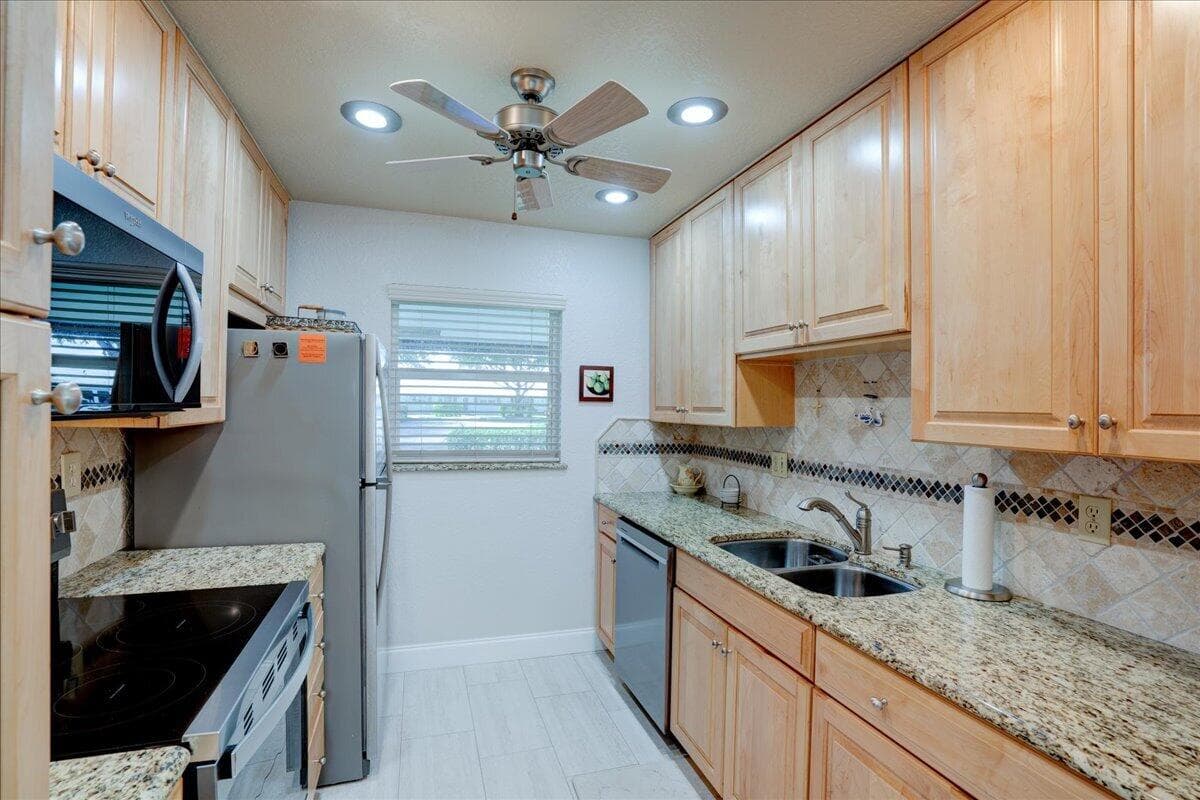 100 Leisure Lake Circle 109, Boynton Beach, FL 33426 — photo 9 of 63