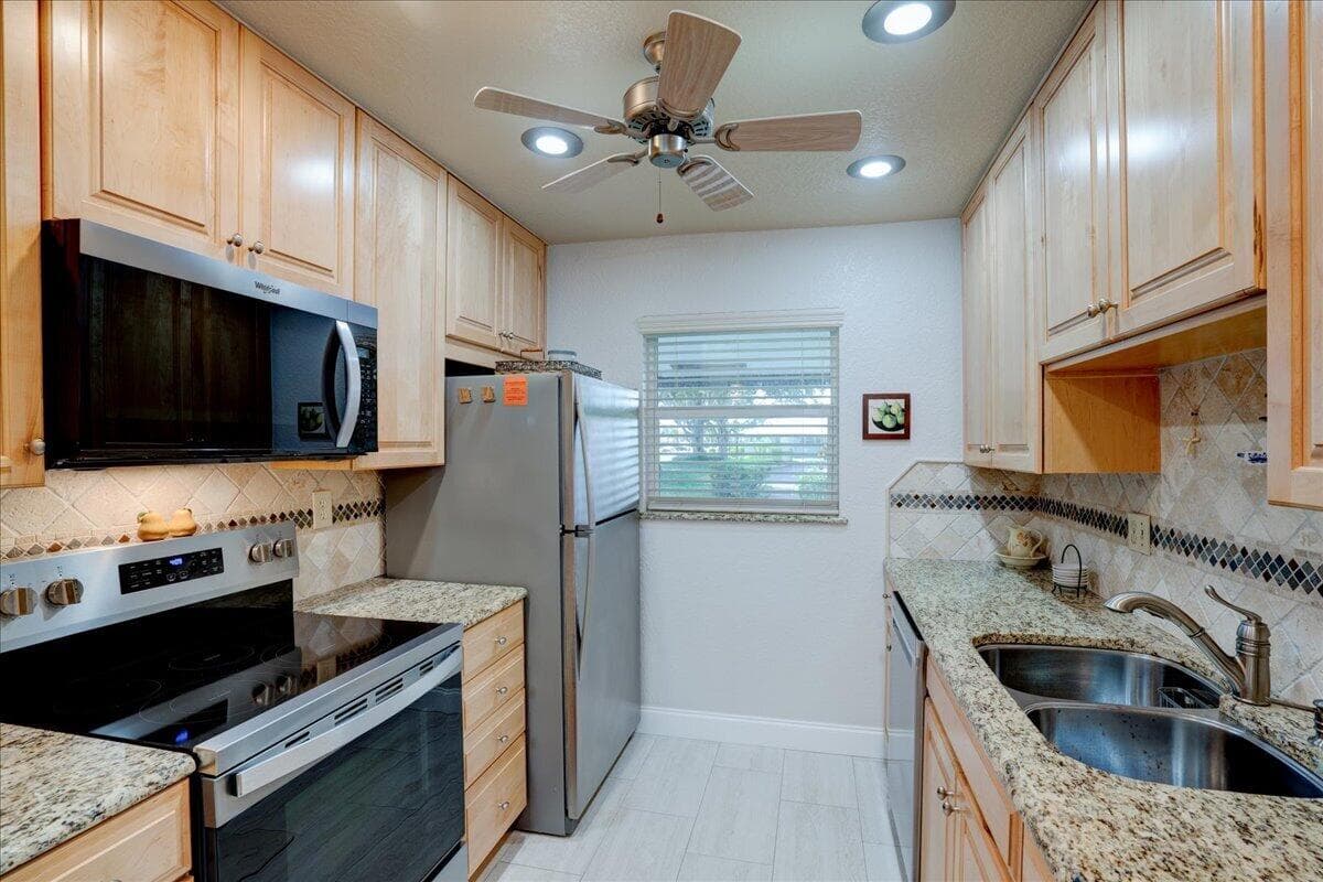 100 Leisure Lake Circle 109, Boynton Beach, FL 33426 — photo 8 of 63