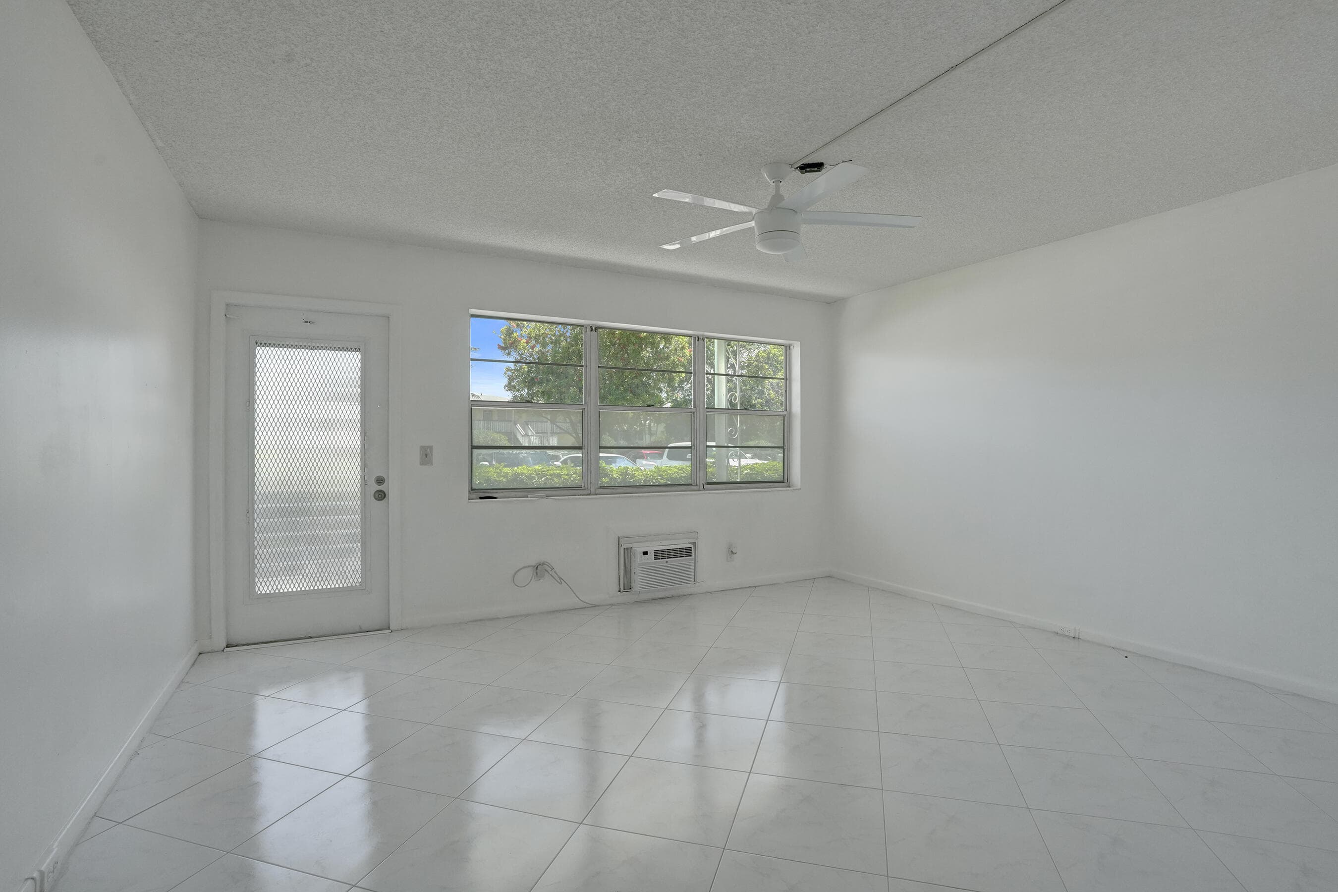 392 Durham Circle M, Deerfield Beach, FL 33442 — photo 3 of 17