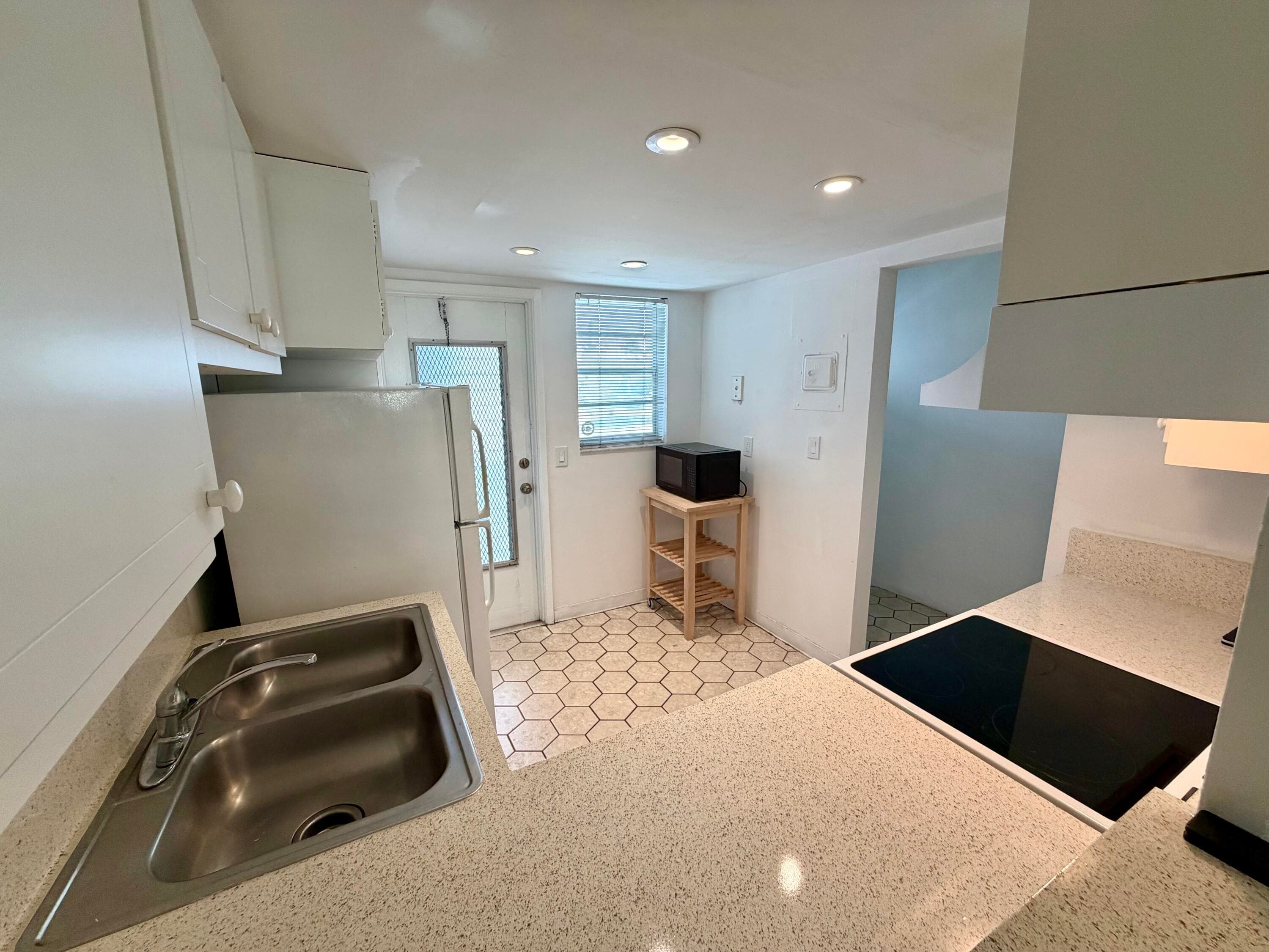 Condominium in Hallandale Beach — photo 5 of 14