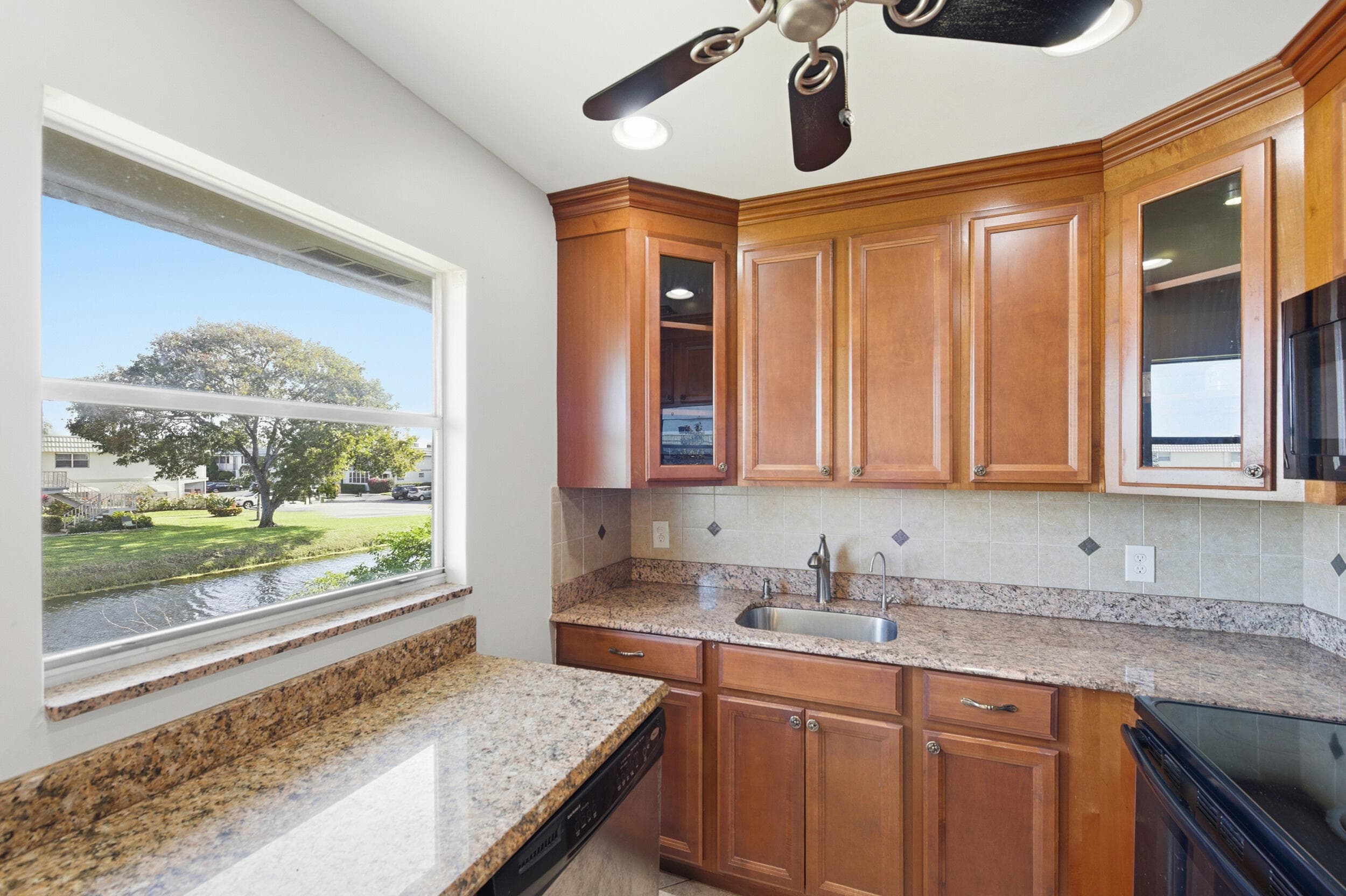 384 Saxony H, Delray Beach, FL 33446 — photo 15 of 42