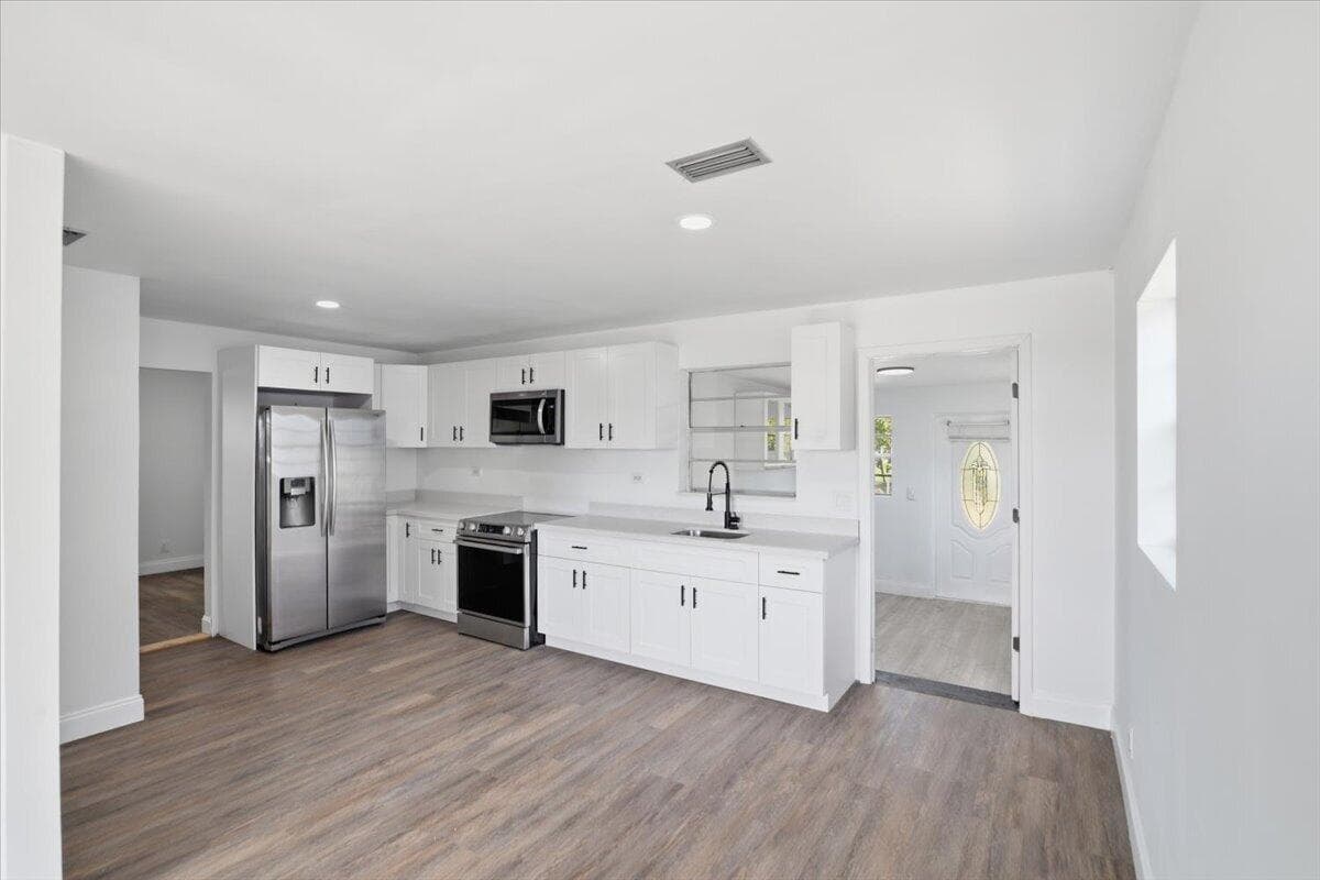 270 SW 10th Avenue, South Bay, FL 33493 — photo 5 of 32