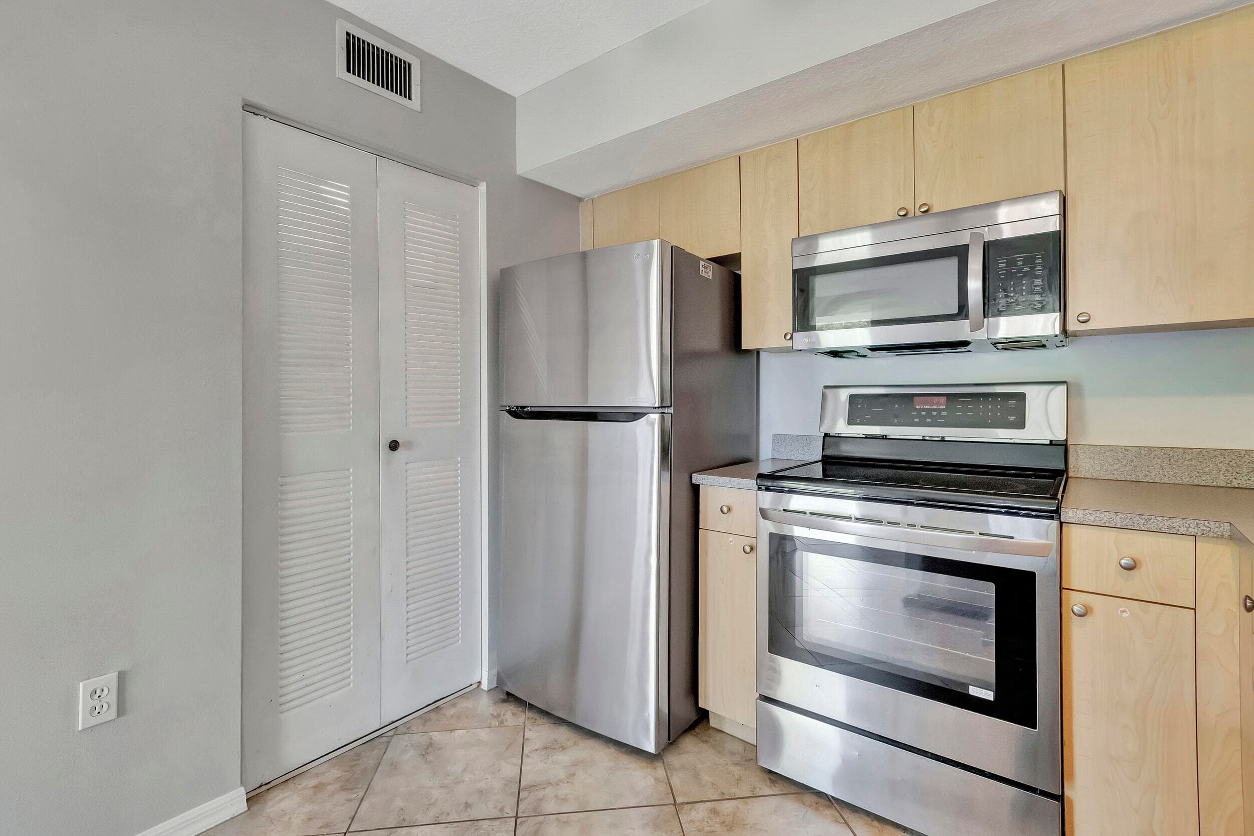116 Villa Circle 116, Boynton Beach, FL 33435 — photo 4 of 40