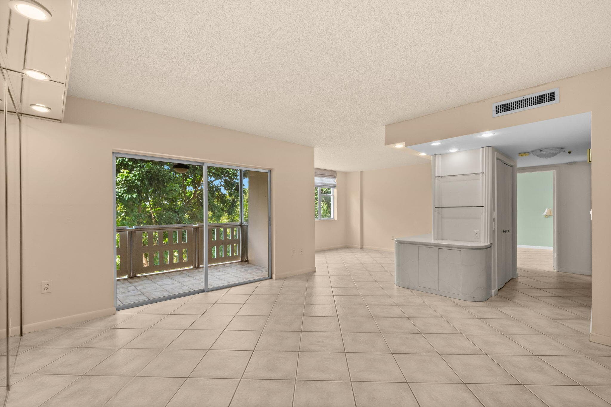 4001 Hillcrest Drive 406, Hollywood, FL 33021 — photo 5 of 40