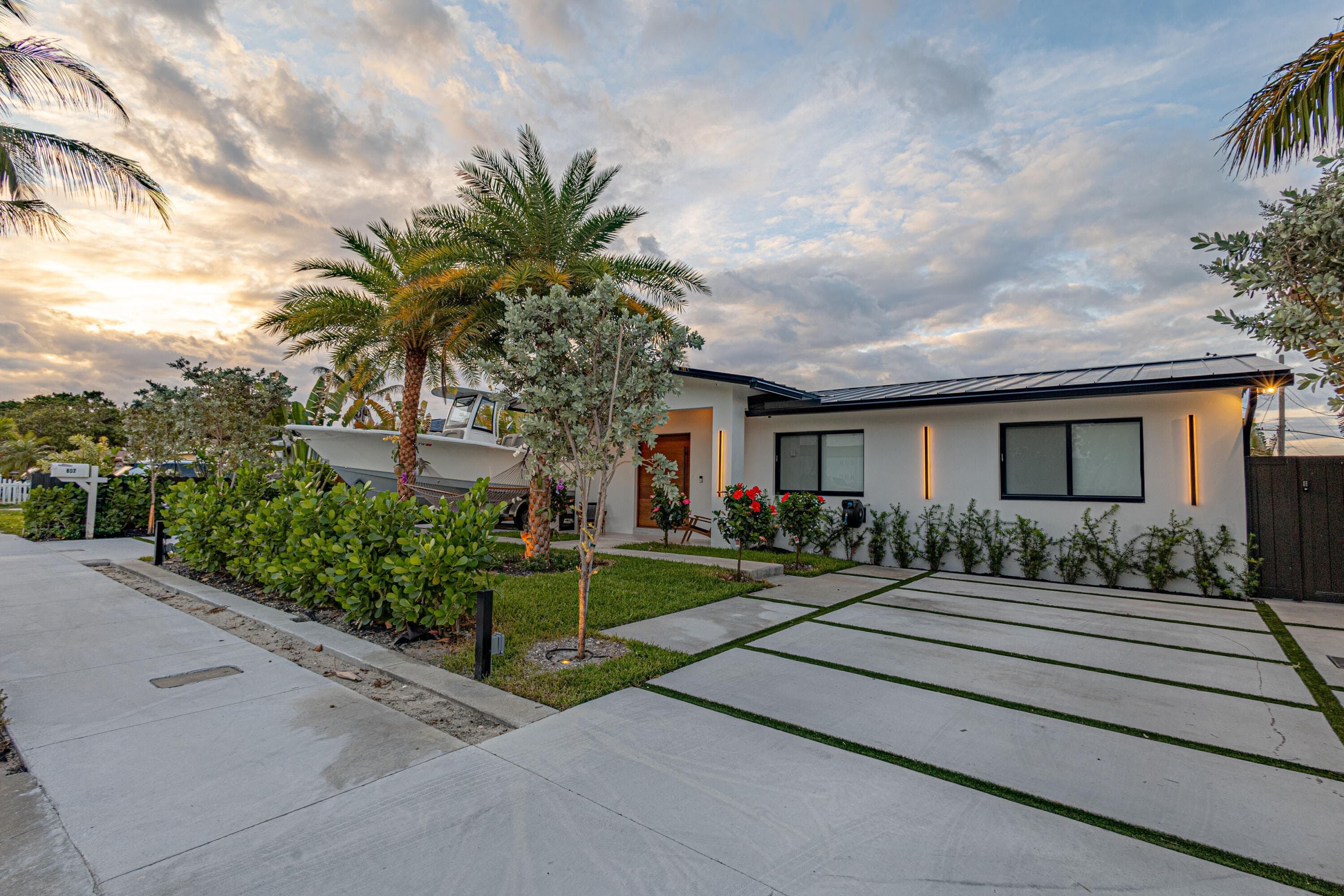 807 Hollywood Place, West Palm Beach, FL 33405 — photo 5 of 60
