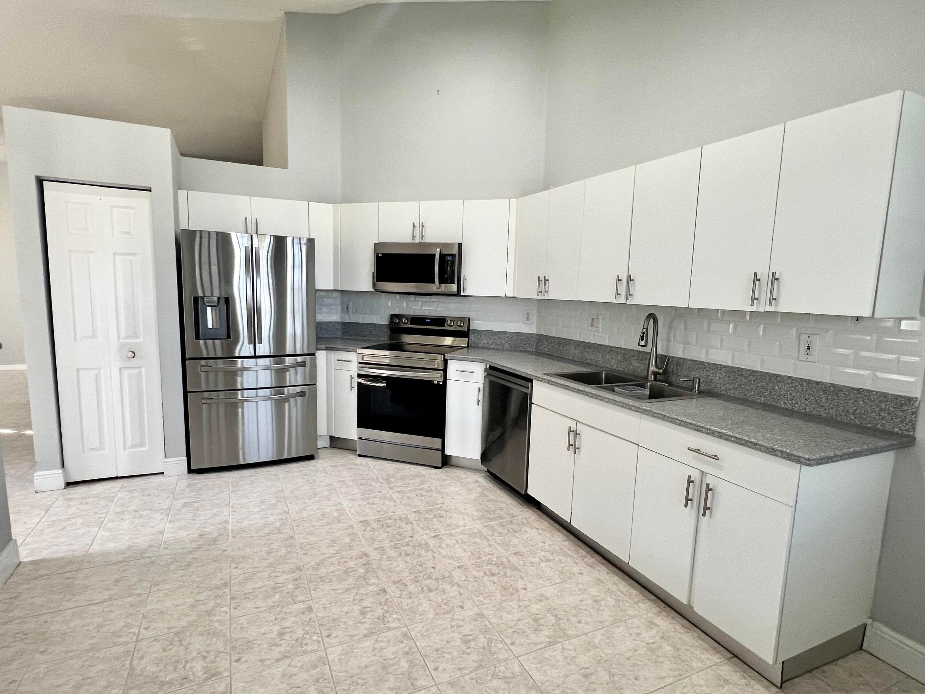 7801 S Aragon Boulevard 4, Sunrise, FL 33322 — photo 7 of 29