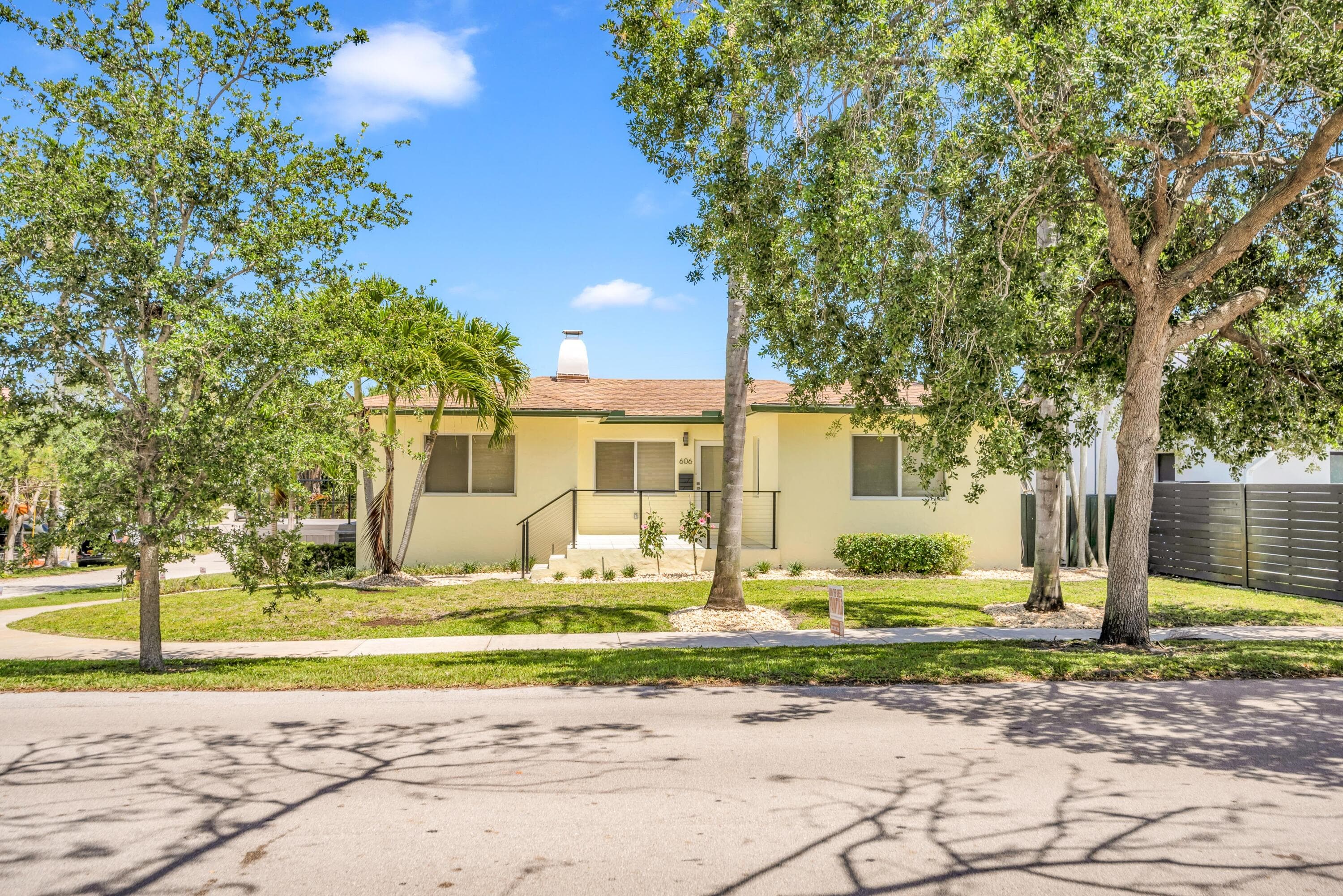 606 N Victoria Park Road N, Fort Lauderdale, FL 33304 — photo 1 of 21