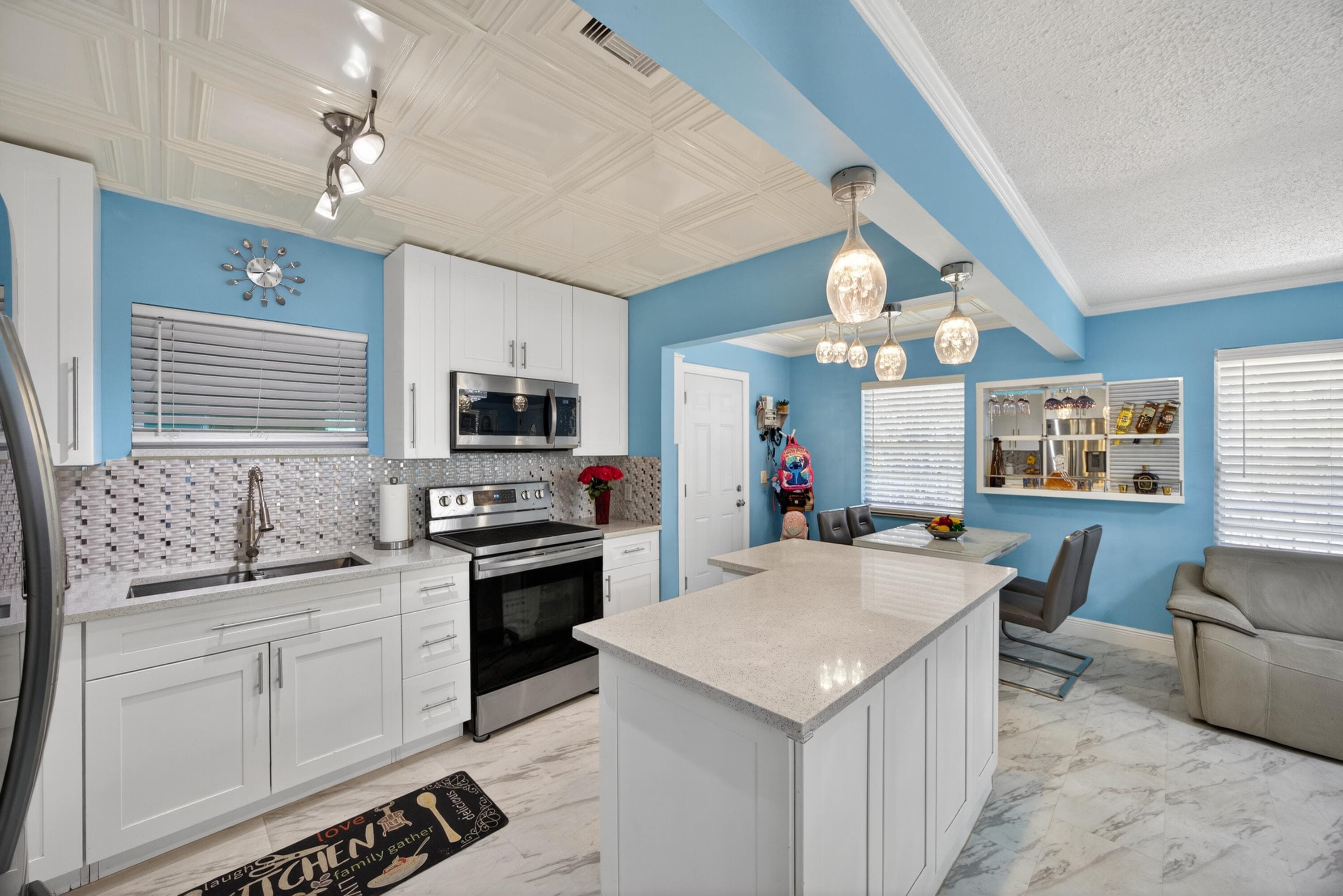 1020 Avon Road, West Palm Beach, FL 33401 — photo 4 of 22