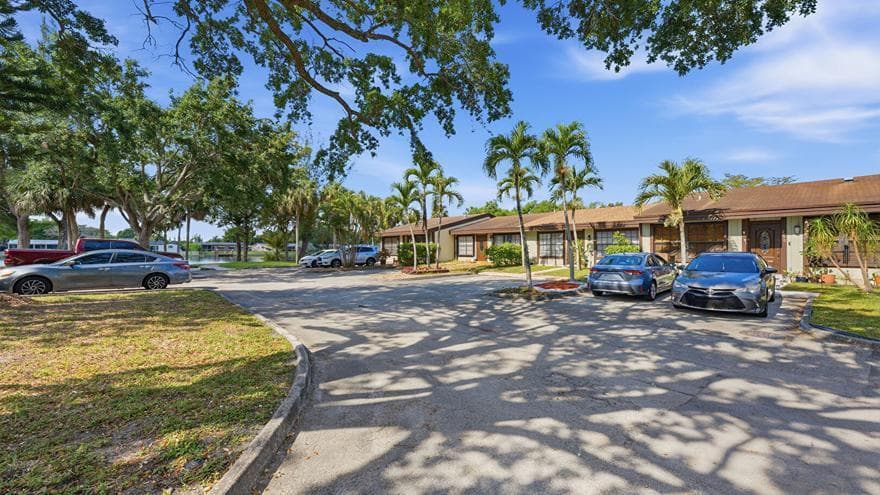 2260 Plum Court, Pembroke Pines, FL 33026 — photo 5 of 33
