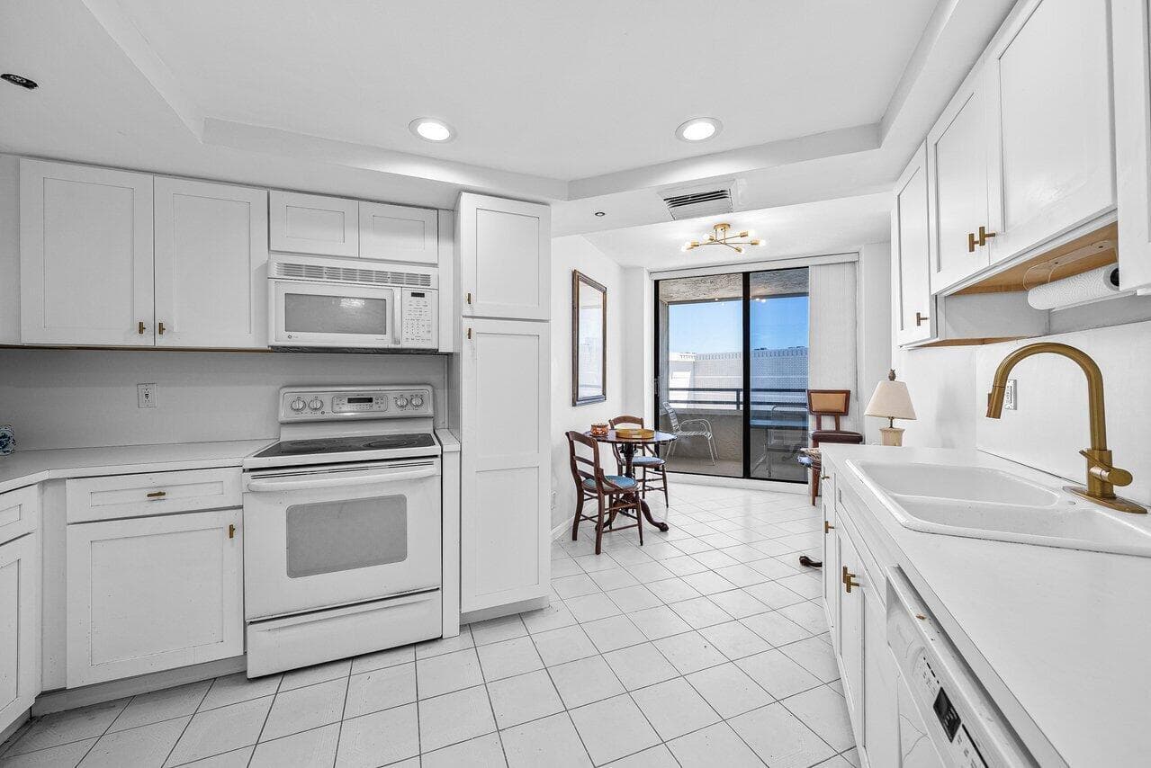 3560 S Ocean Boulevard 809, South Palm Beach, FL 33480 — photo 9 of 40