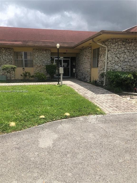 Condominium in Lauderhill — photo 10 of 11