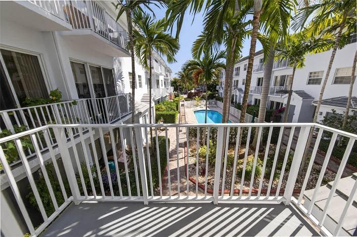 2725 NE 8th Avenue 109, Wilton Manors, FL 33334 — photo 26 of 32
