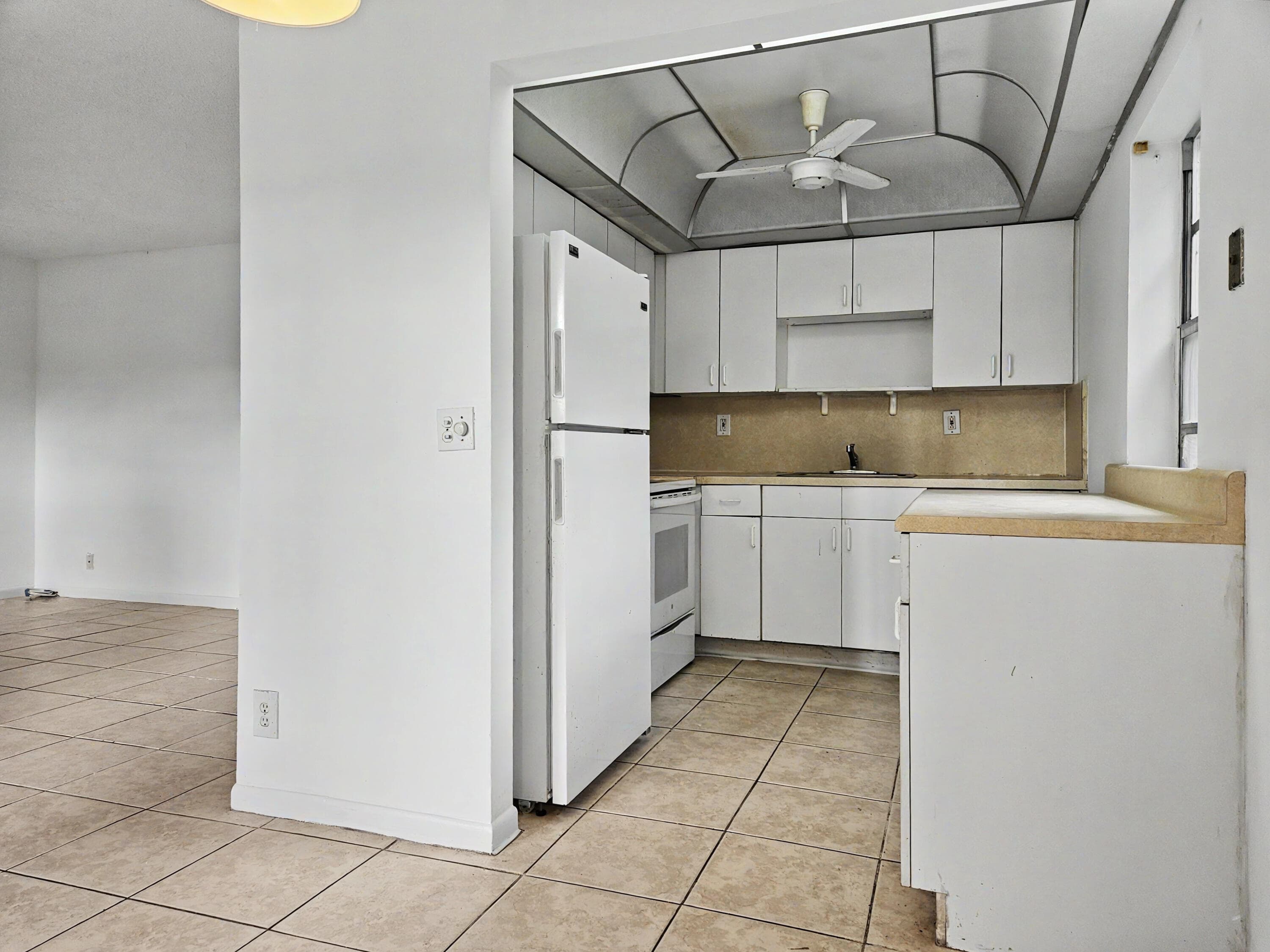 202 Piedmont E, Delray Beach, FL 33484 — photo 8 of 32