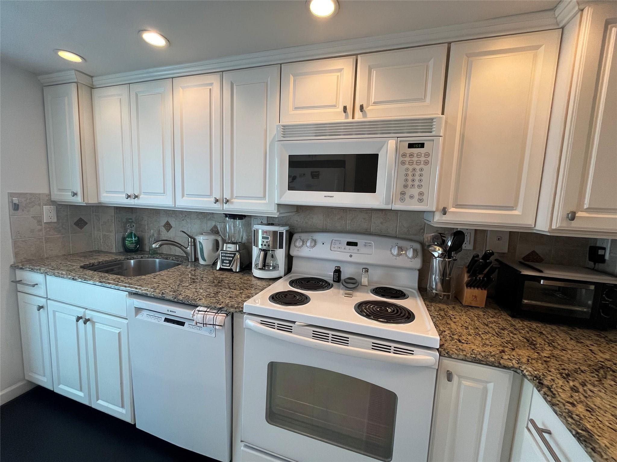 333 NE 21st Avenue 318, Deerfield Beach, FL 33441 — photo 8 of 41
