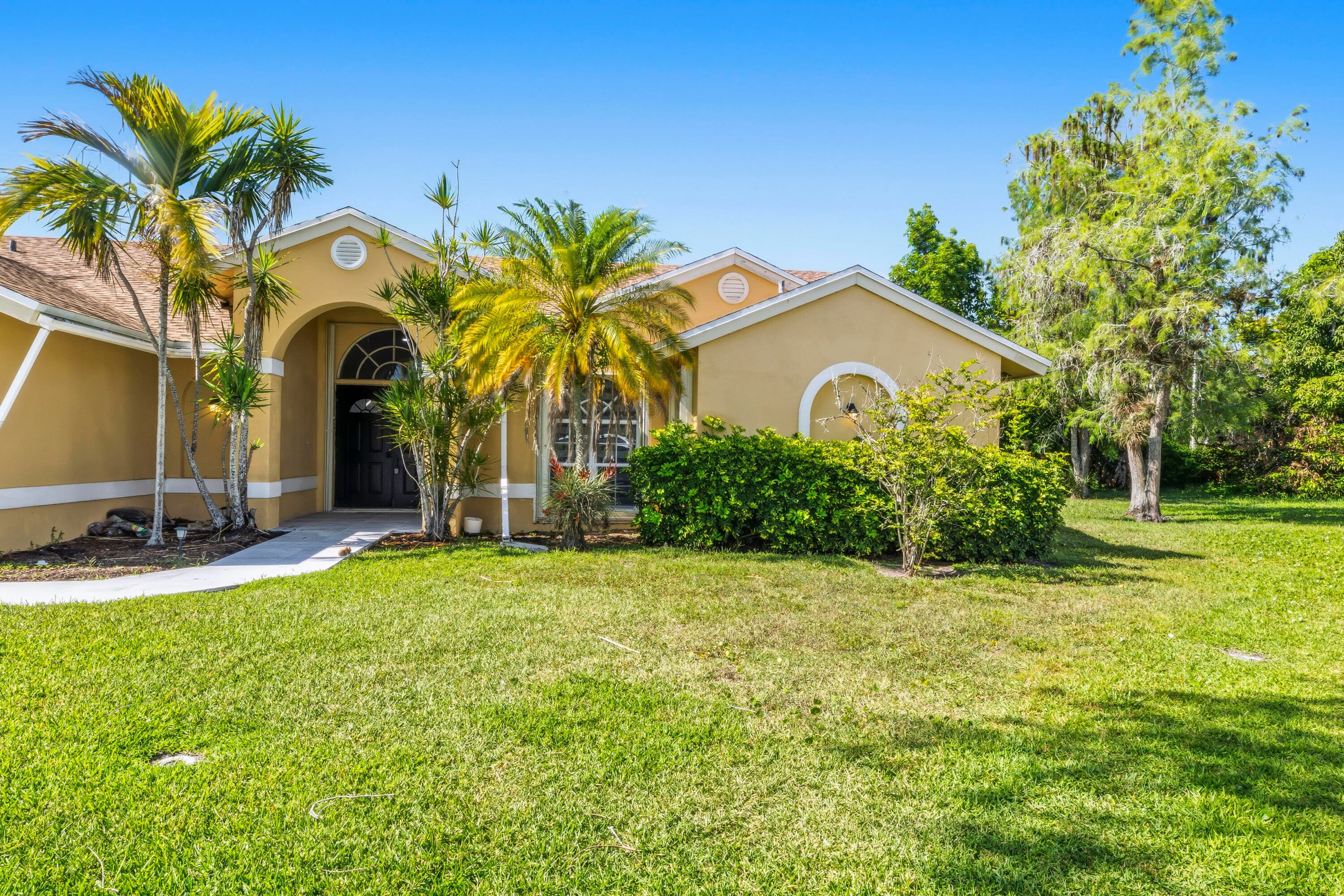 104 Oxford Court, Royal Palm Beach, FL 33411 — photo 4 of 46