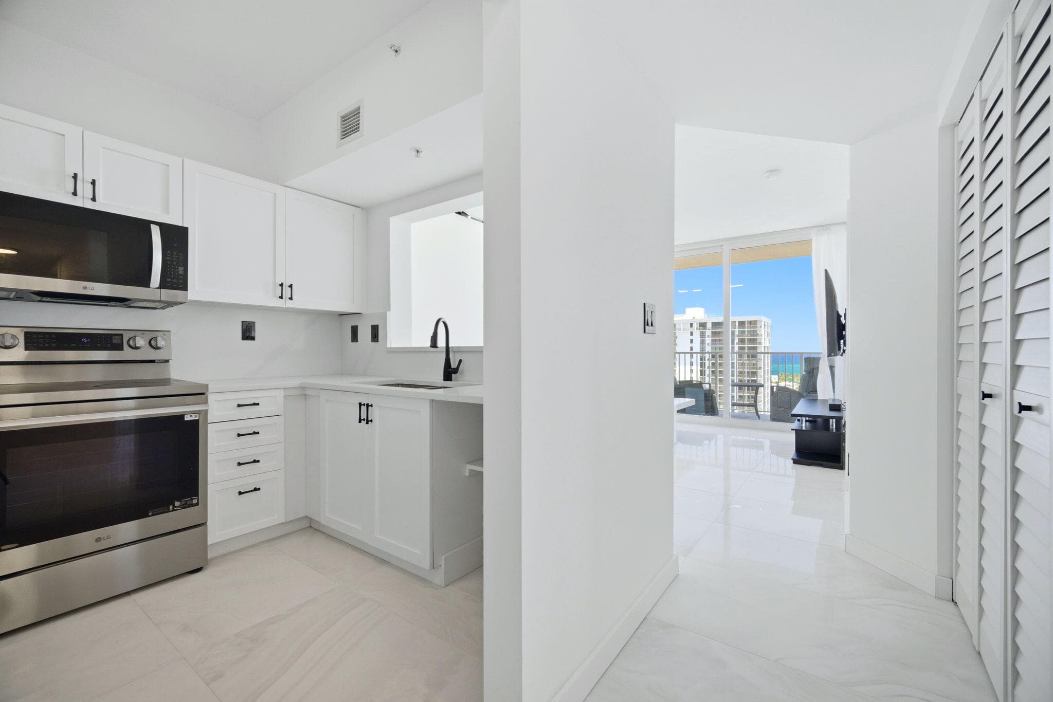3020 NE 32nd Avenue 1407, Fort Lauderdale, FL 33308 — photo 2 of 32