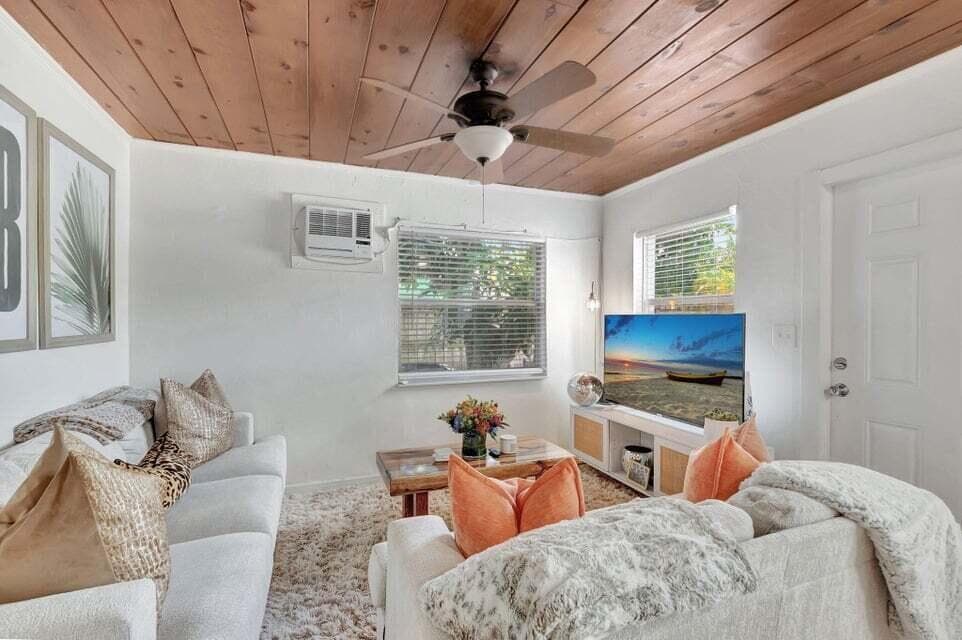 329 SE 3rd Avenue, Delray Beach, FL 33483 — photo 4 of 26