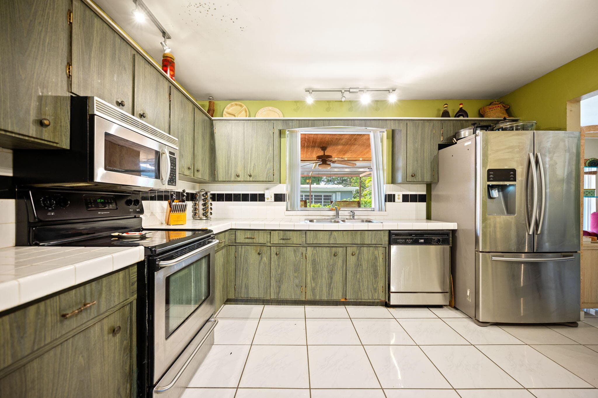 8350 NW 23rd Street, Pembroke Pines, FL 33024 — photo 9 of 41