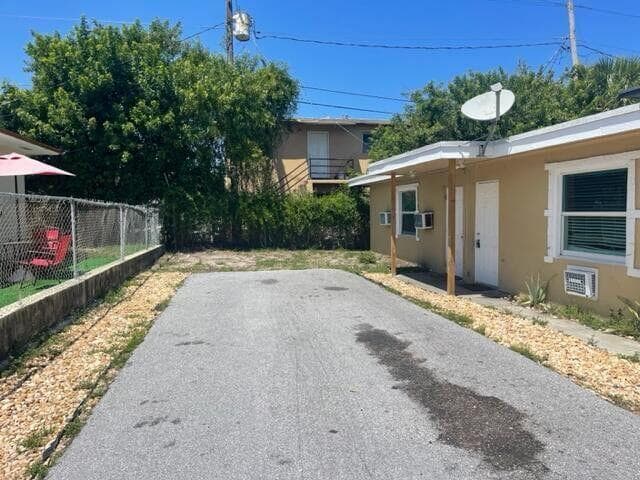 725 21st Street, West Palm Beach, FL 33407 — photo 1 of 15
