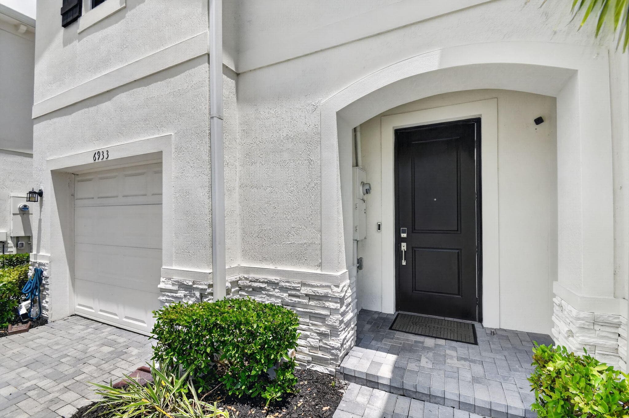 6933 N Harbours Edge Avenue, Lake Worth, FL 33467 — photo 4 of 90