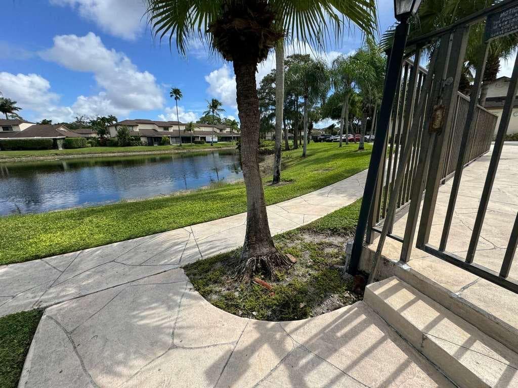 Townhouse in Boca Raton — photo 29 of 33