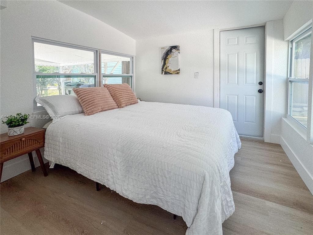 953 NE 37th Street, Oakland Park, FL 33334 — photo 5 of 8