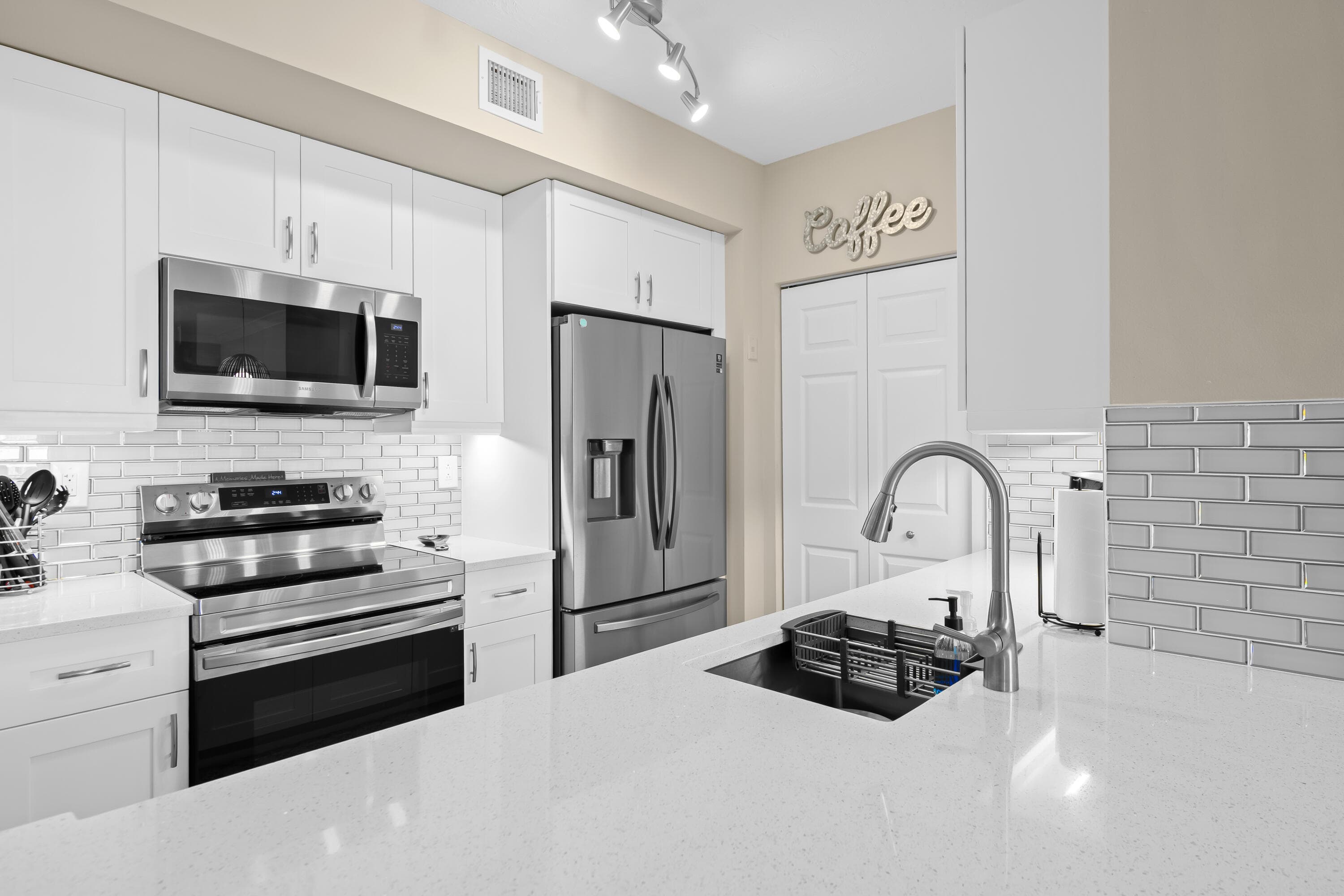 720 S Sapodilla Avenue 502, West Palm Beach, FL 33401 — photo 18 of 27
