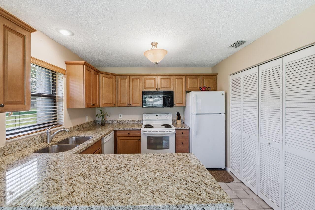 21 Vía De Casas Norte, Boynton Beach, FL 33426 — photo 22 of 33