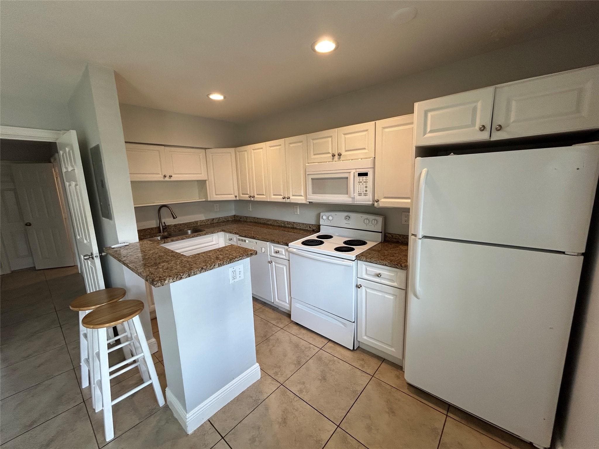 921 NE 17th Avenue 2, Fort Lauderdale, FL 33304 — photo 2 of 10