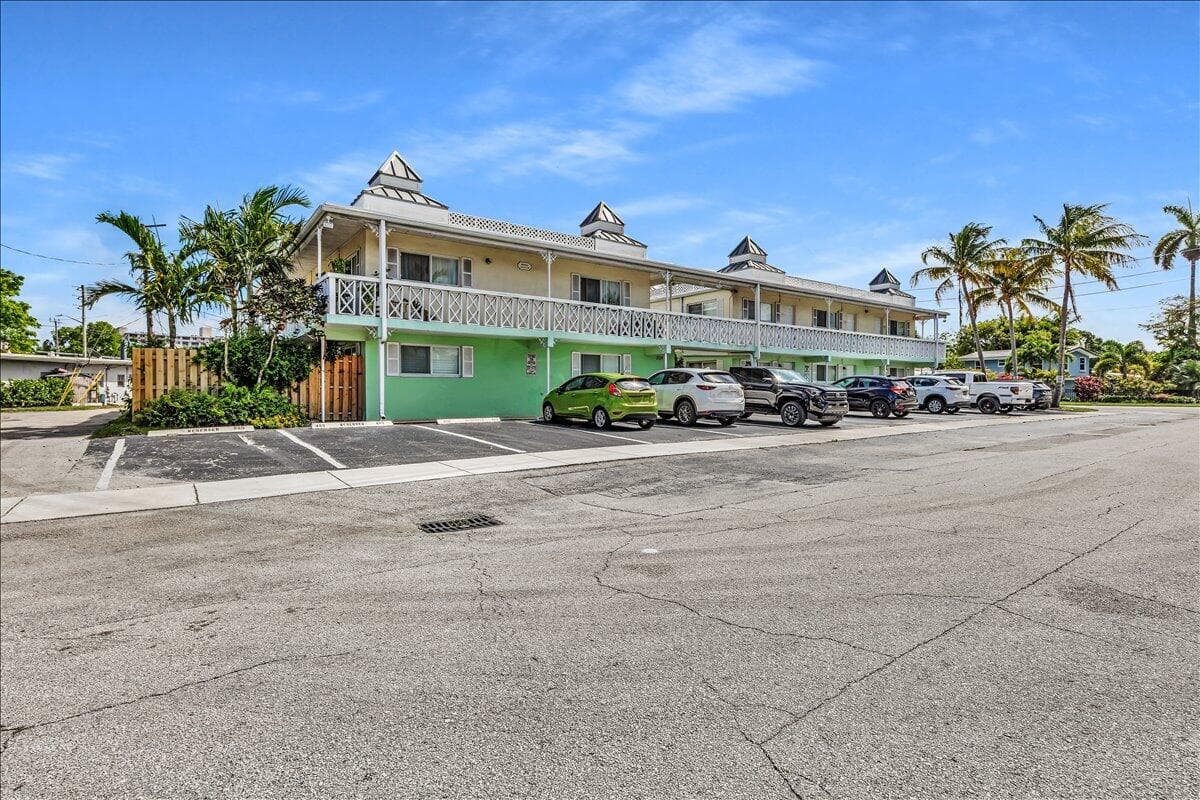 2124 NE 5th Avenue 212, Wilton Manors, FL 33305 — photo 29 of 44