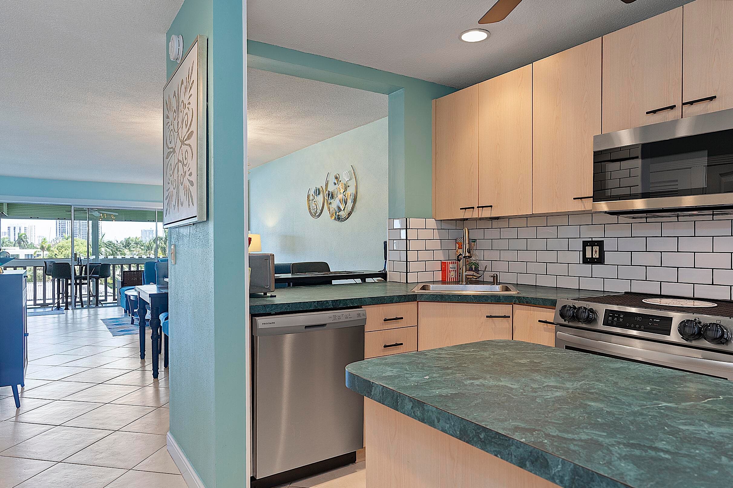 455 Paradise Isle Boulevard 404, Hallandale Beach, FL 33009 — photo 16 of 55