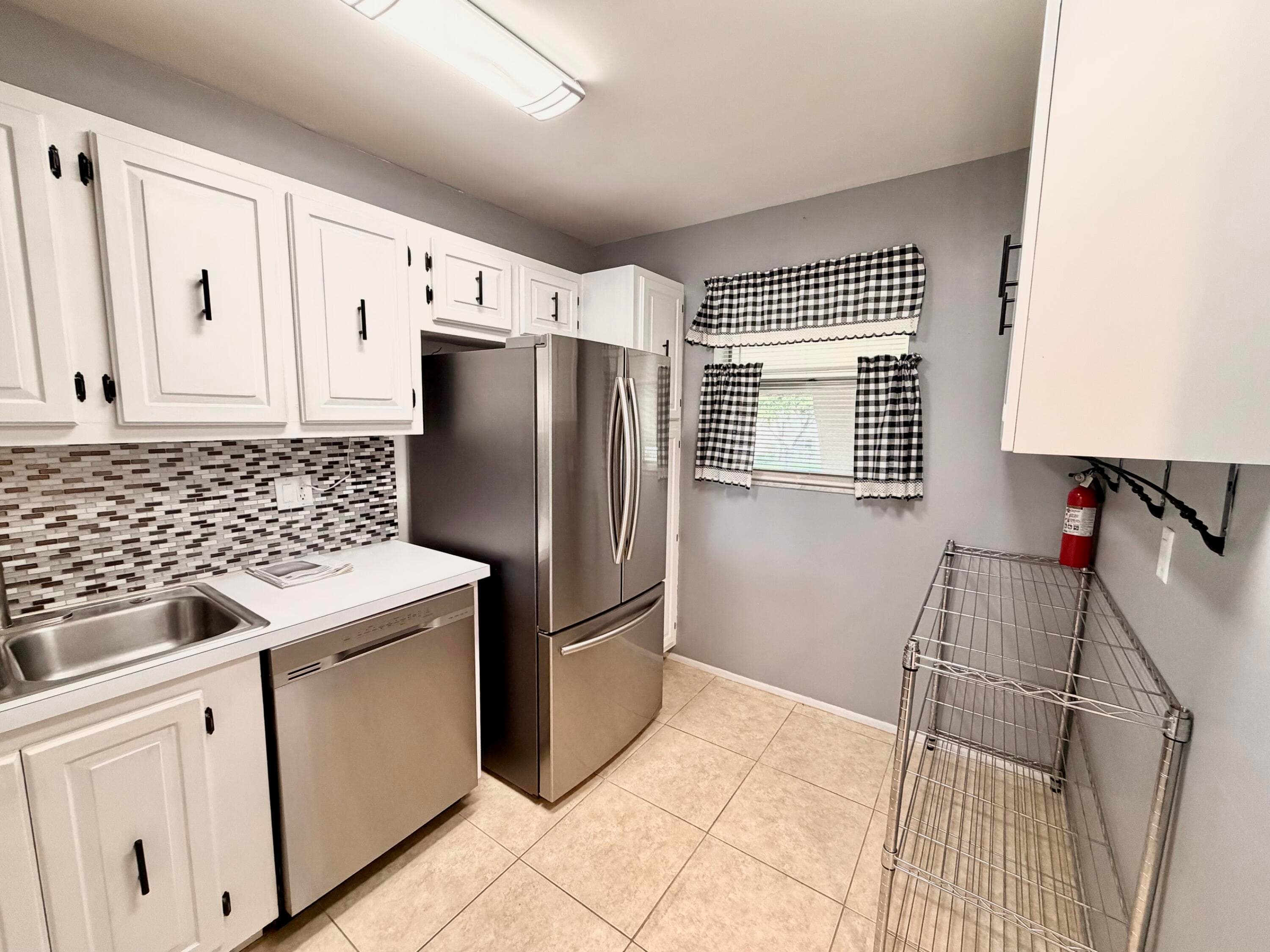 120 Lake Evelyn Drive, West Palm Beach, FL 33411 — photo 4 of 33