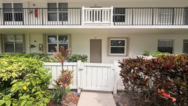 24 Abbey Lane 107, Delray Beach, FL 33446 — photo 2 of 33