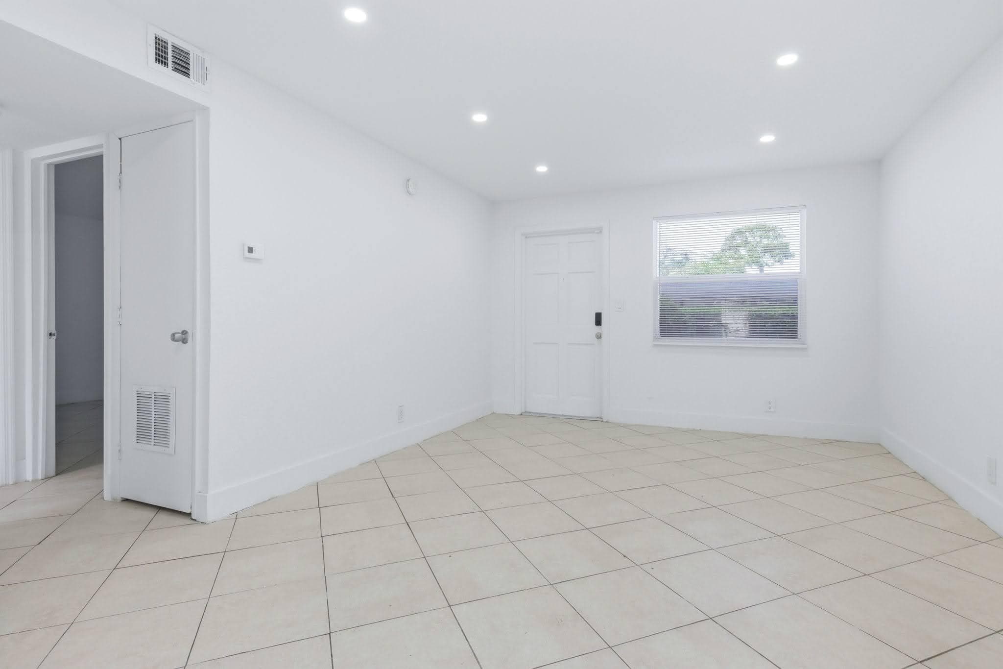 1015 NE 17th Avenue 102, Fort Lauderdale, FL 33304 — photo 3 of 12