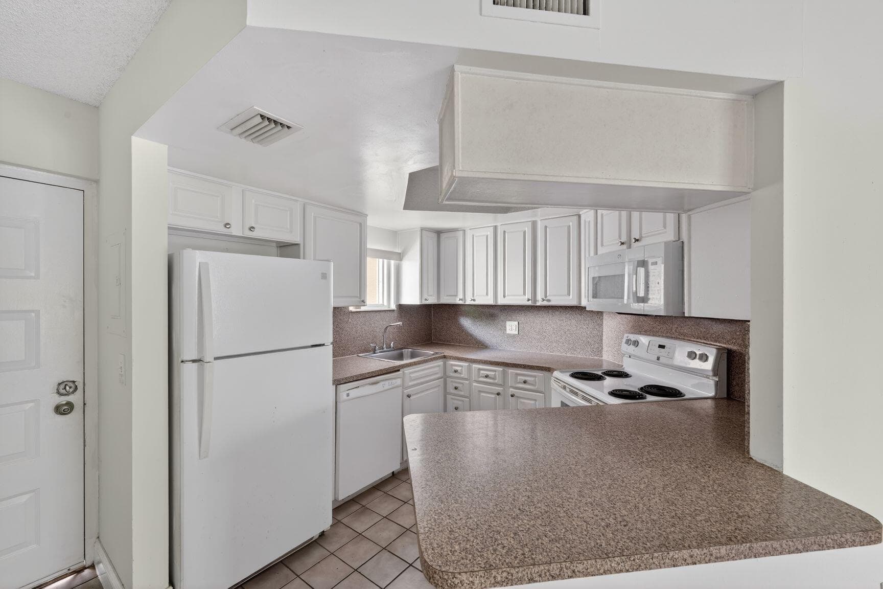 8373 Lake Drive Apt 307, Doral, FL 33166 — photo 4 of 11