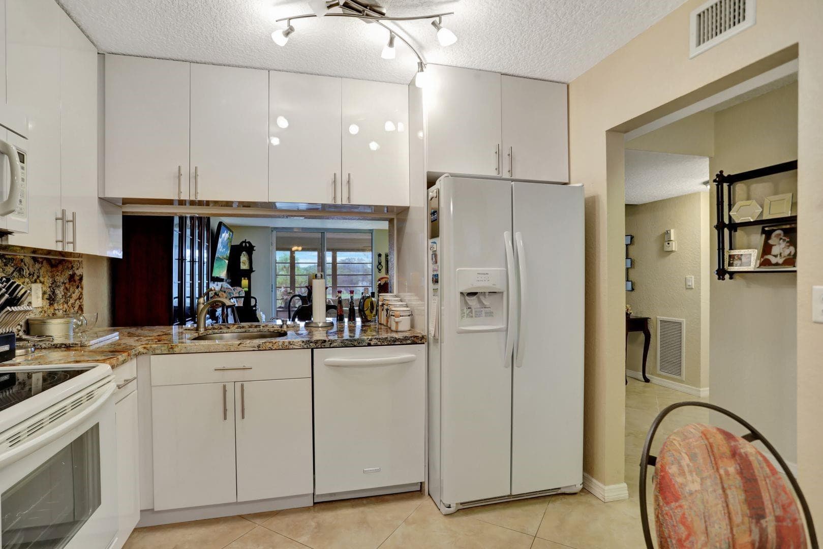 7561 NW 1st Street NW 302, Margate, FL 33063 — photo 4 of 17