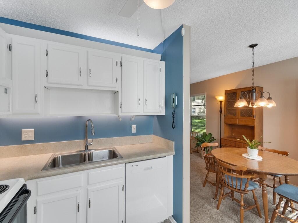 105 Spring Lake Court 102, Vero Beach, FL 32962 — photo 7 of 36