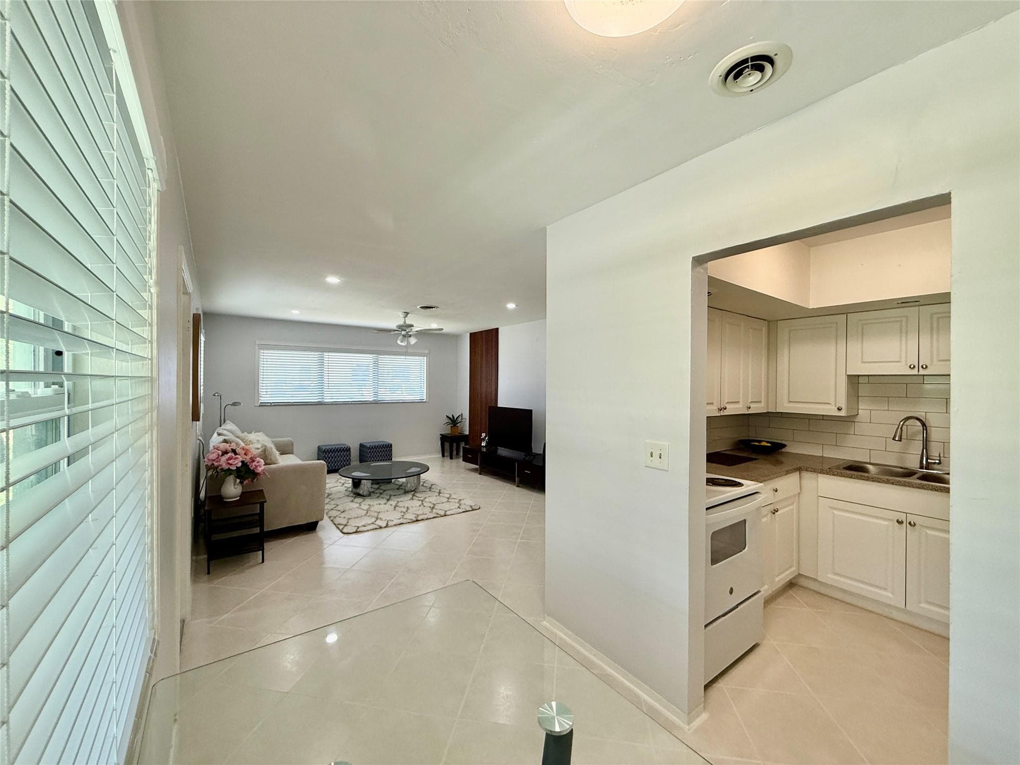 23 NE 19th Avenue, Pompano Beach, FL 33060 — photo 8 of 18