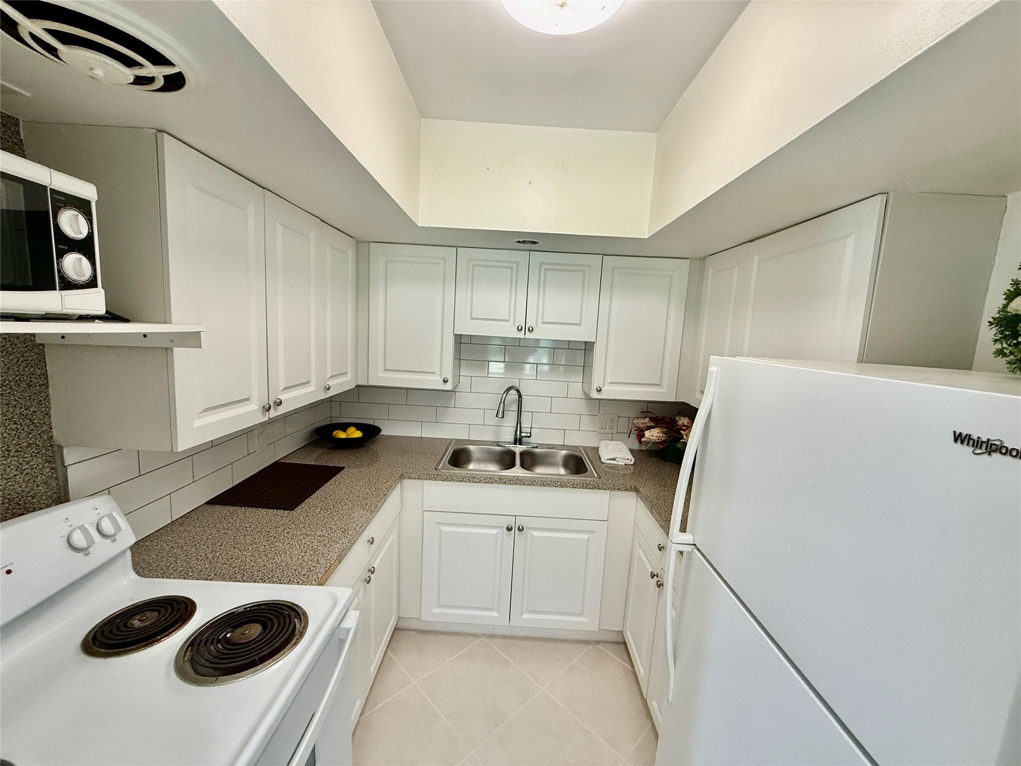 23 NE 19th Avenue, Pompano Beach, FL 33060 — photo 9 of 18