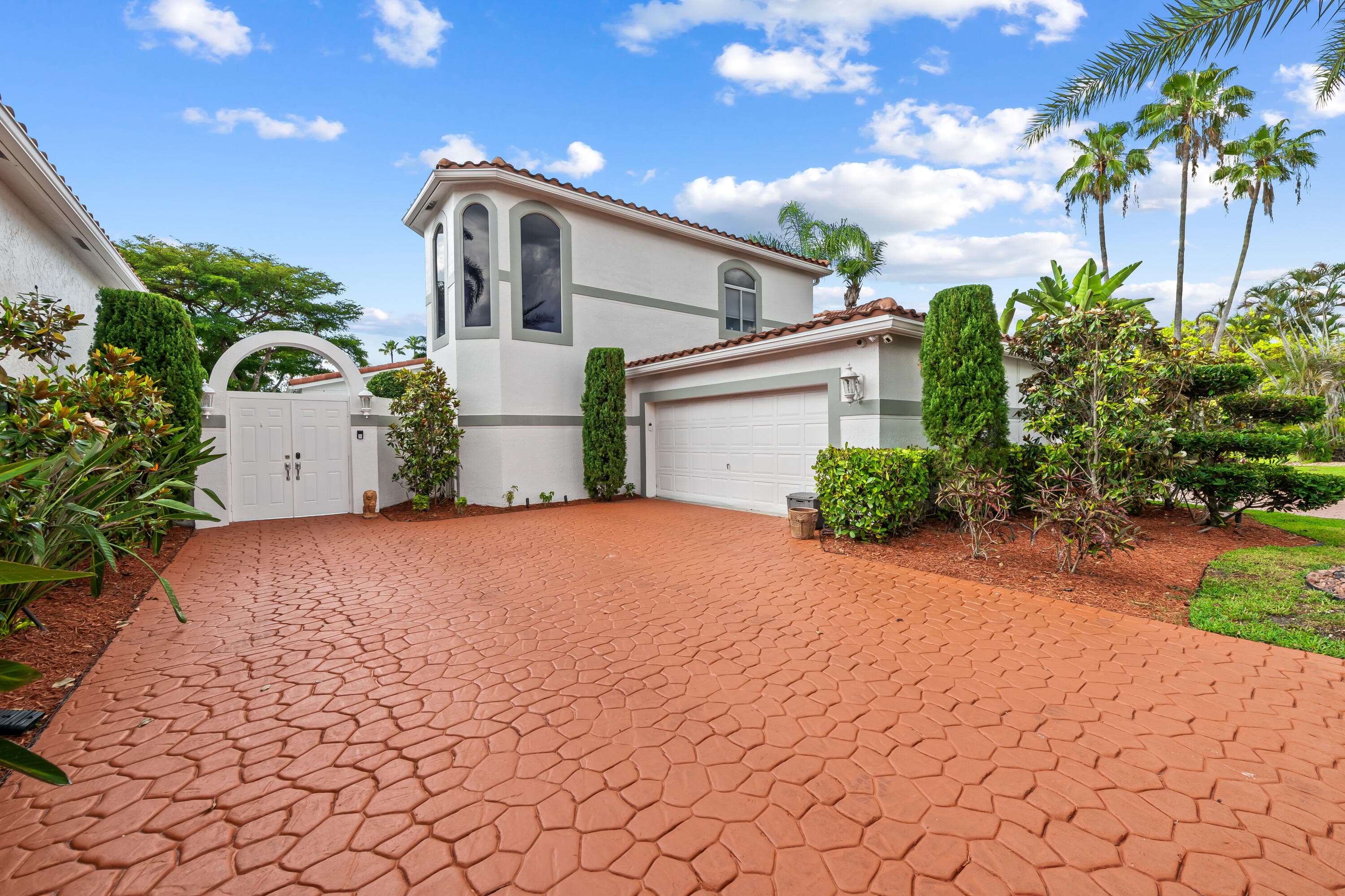 980 Bel Aire Drive West, Pembroke Pines, FL 33027 — photo 1 of 73