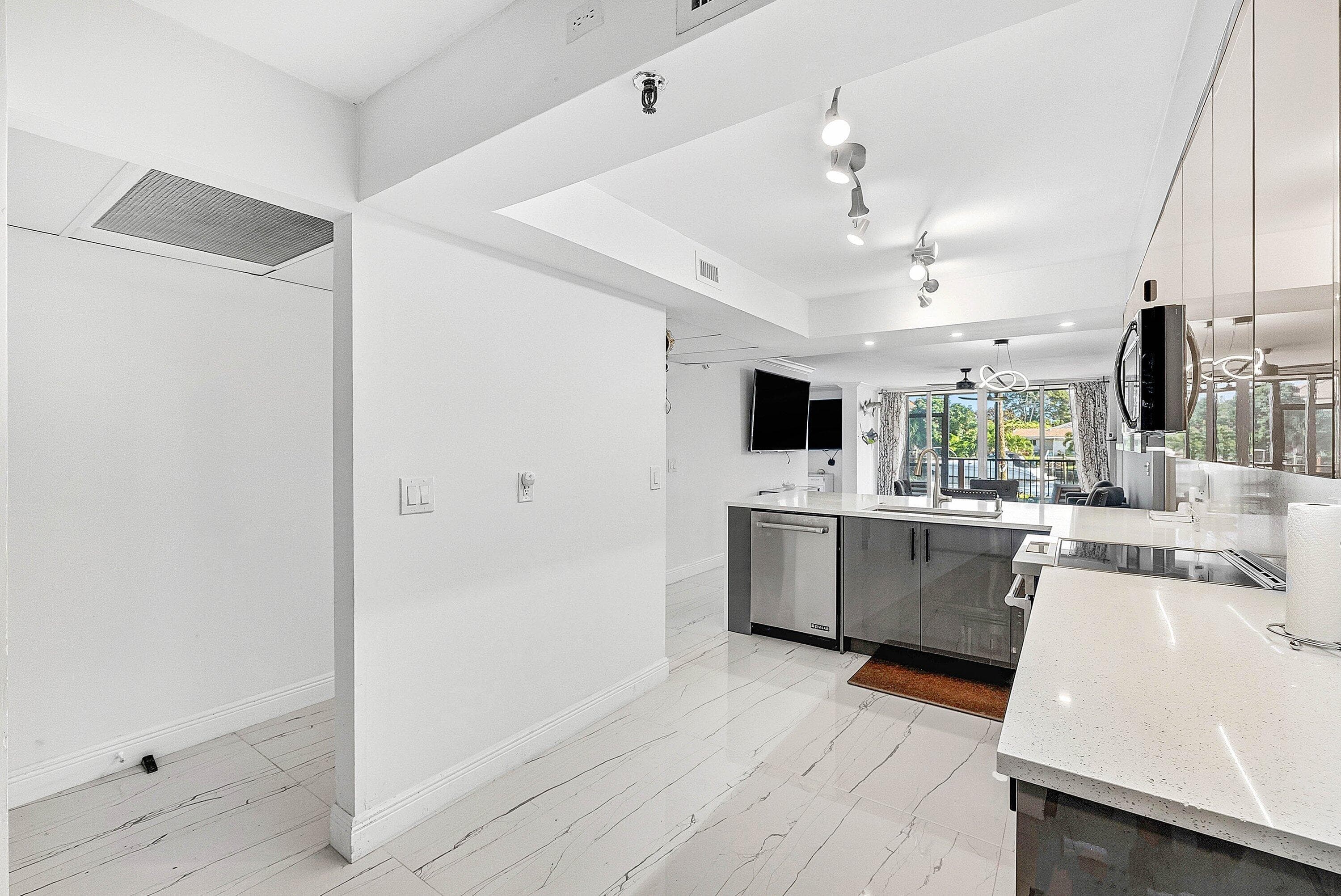 18 Royal Palm Way Way 109, Boca Raton, FL 33432 — photo 10 of 45