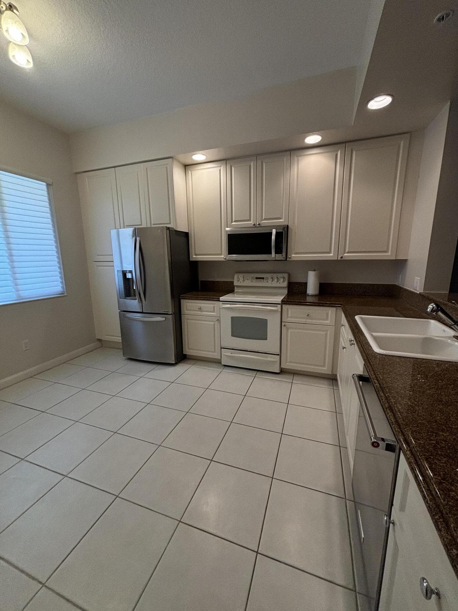 10 E Harbour Isle Dr Drive E 302, Fort Pierce, FL 34949 — photo 3 of 11