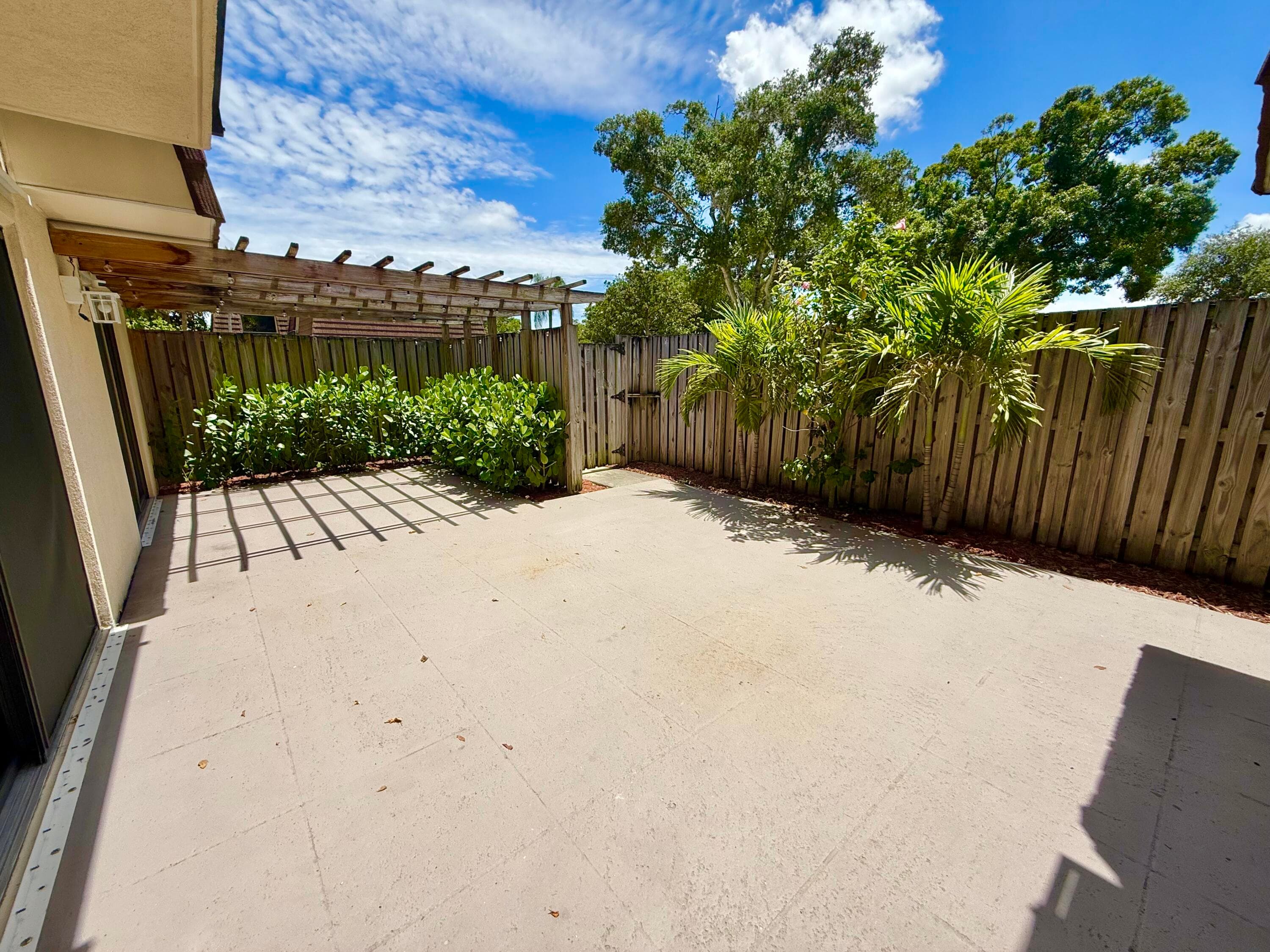 201 2nd Lane, Palm Beach Gardens, FL 33418 — photo 3 of 28