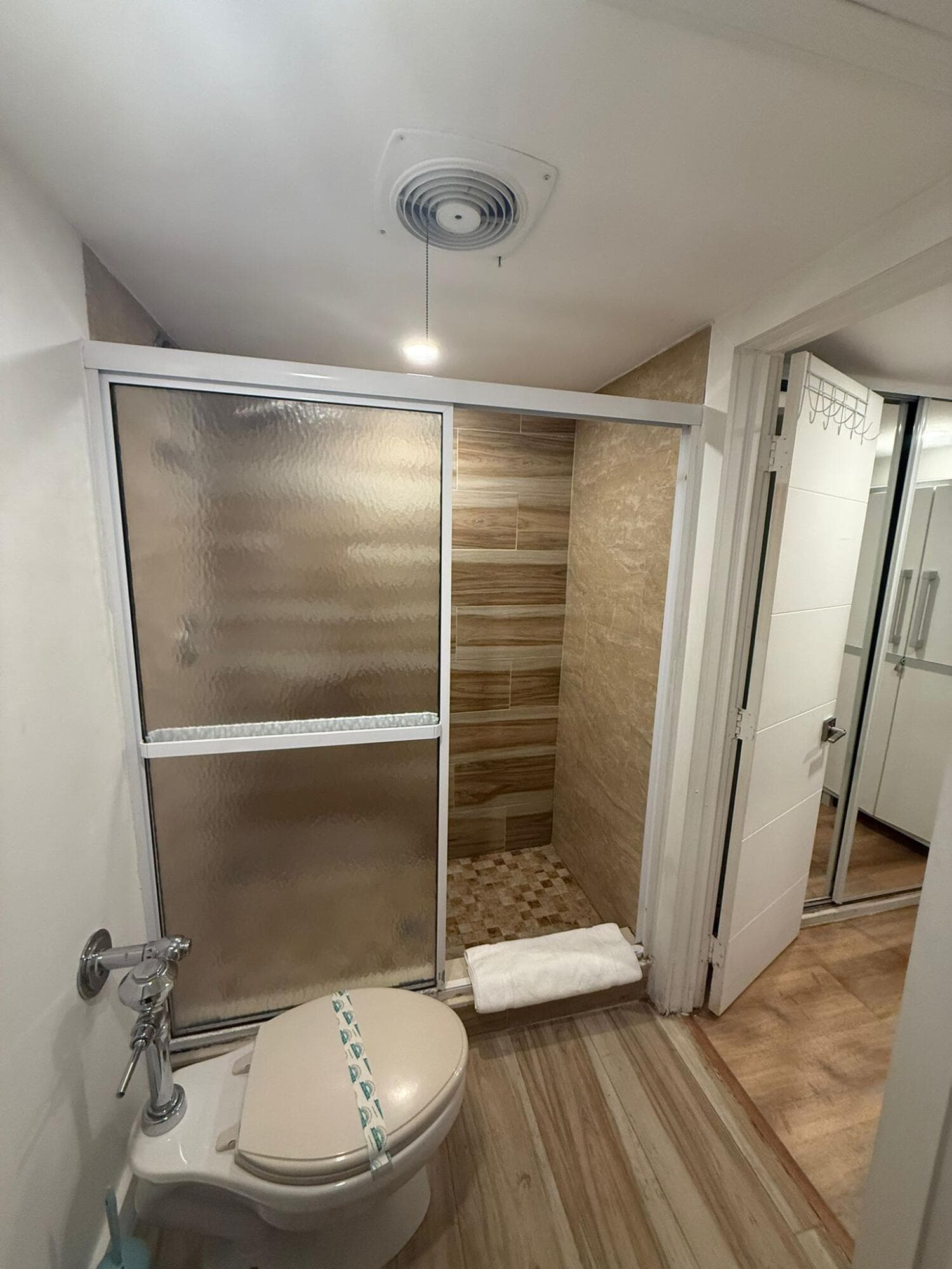 26 Diplomat Parkway 2223, Hallandale Beach, FL 33009 — photo 3 of 10