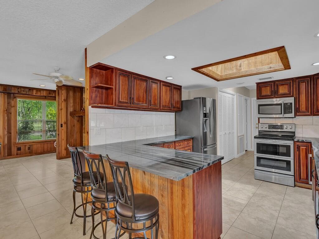 725 SW 4th Ave Avenue SW, Vero Beach, FL 32962 — photo 3 of 24
