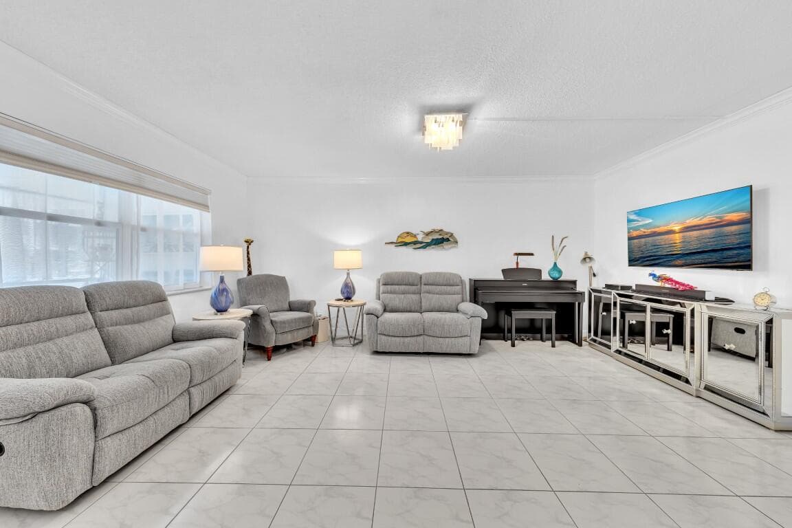 580 Egret Drive 121, Hallandale Beach, FL 33009 — photo 2 of 42