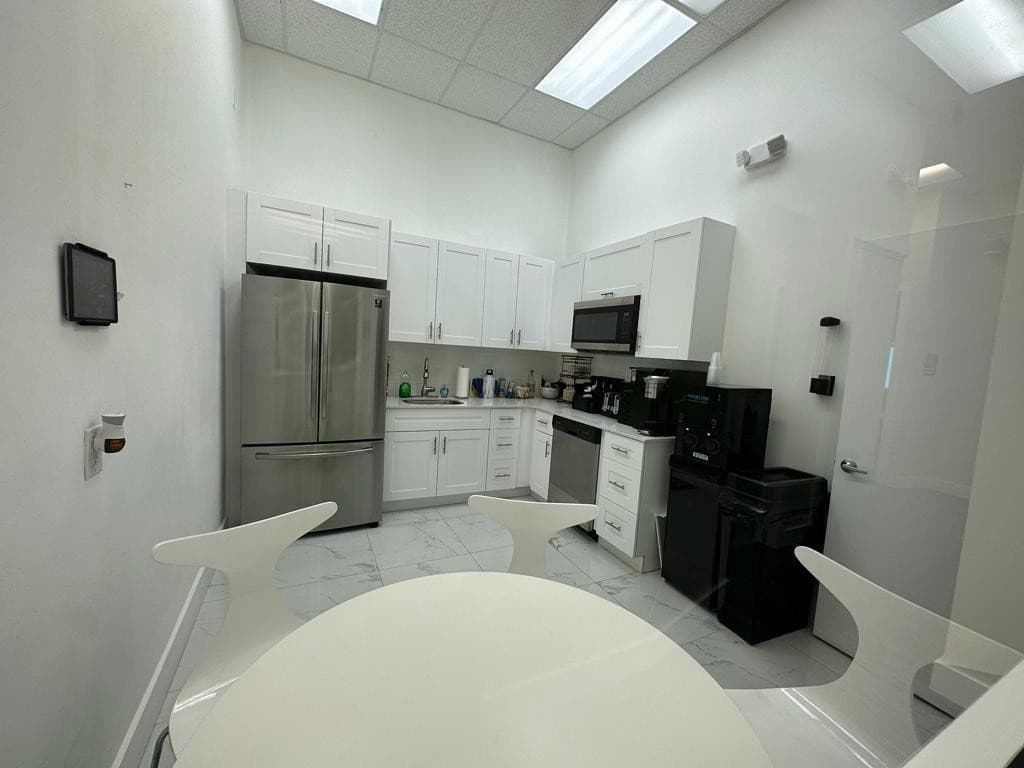 425 NW 10th Terrace, Hallandale Beach, FL — photo 17 of 36