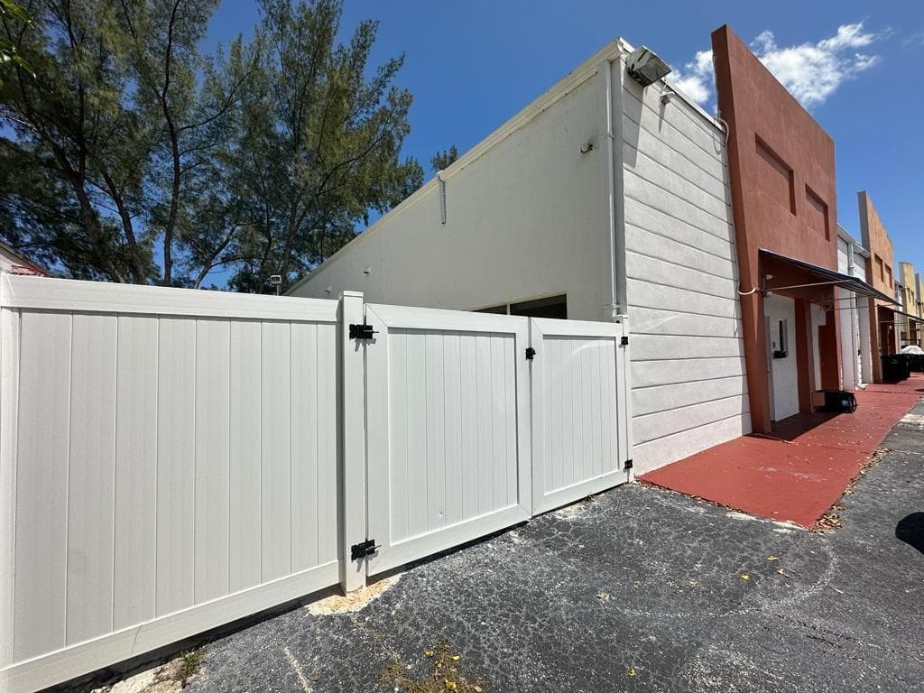425 NW 10th Terrace, Hallandale Beach, FL — photo 24 of 36