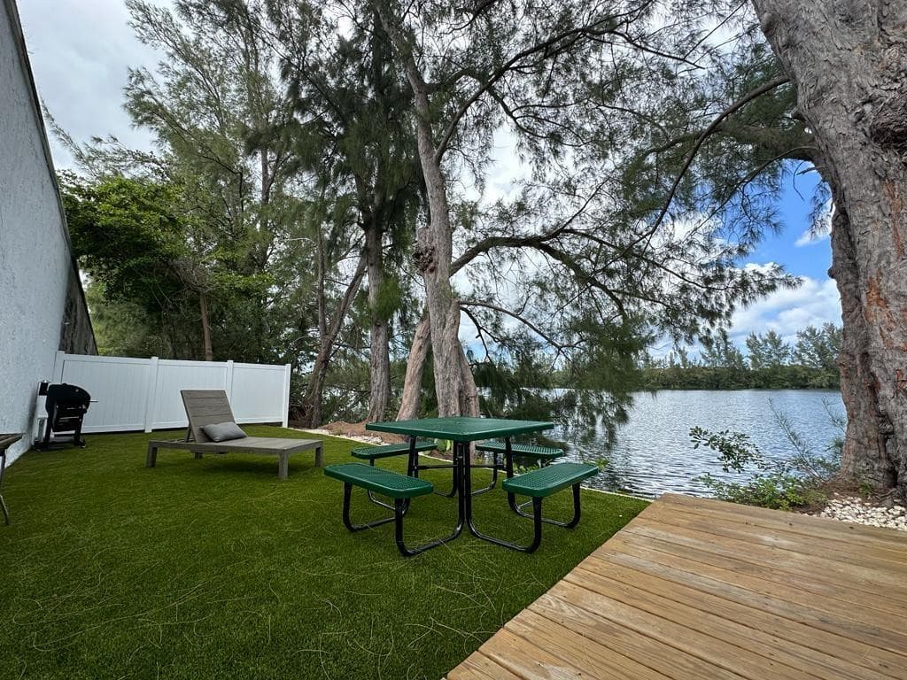 425 NW 10th Terrace, Hallandale Beach, FL — photo 28 of 36
