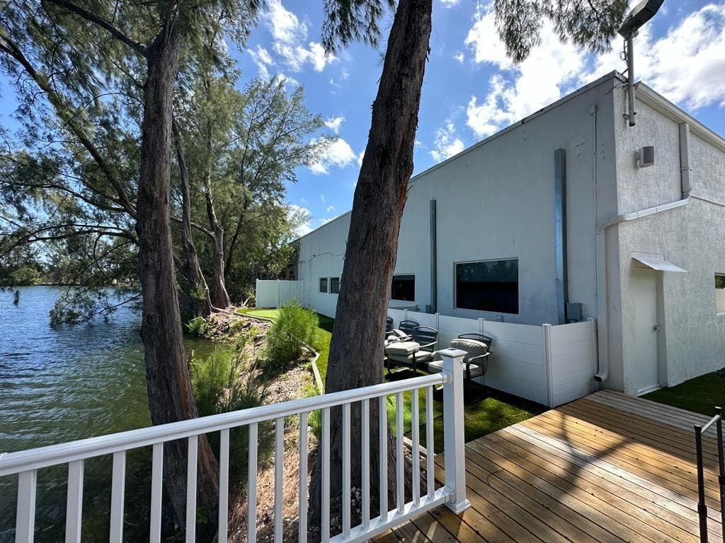 425 NW 10th Terrace, Hallandale Beach, FL — photo 31 of 36